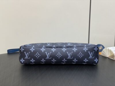 Cartera de mano Pochette Voyage Souple Louis Vuitton - Imagen 5