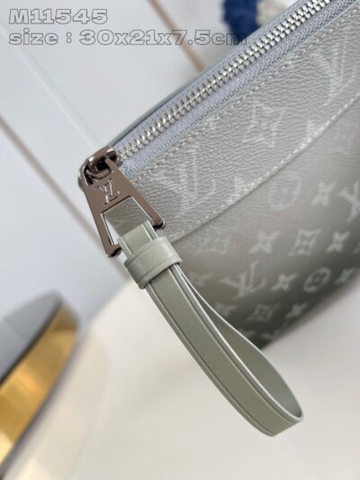 Cartera de mano Pochette Voyage Souple Louis Vuitton - Imagen 4