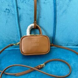 Adorno de piel Miu Miu