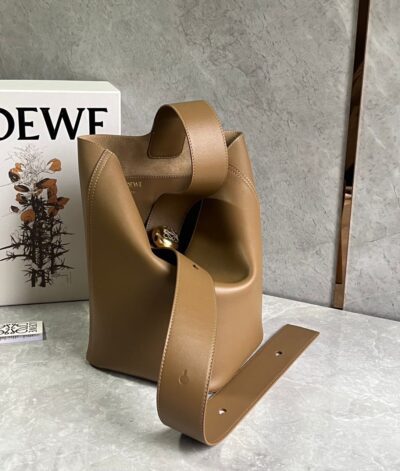 Bolso Pebble Bucket mediano LOEWE - Imagen 4