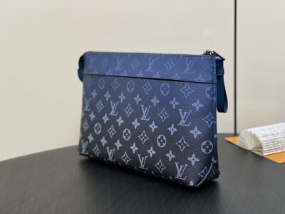 Cartera de mano Pochette Voyage Souple Louis Vuitton - Imagen 4