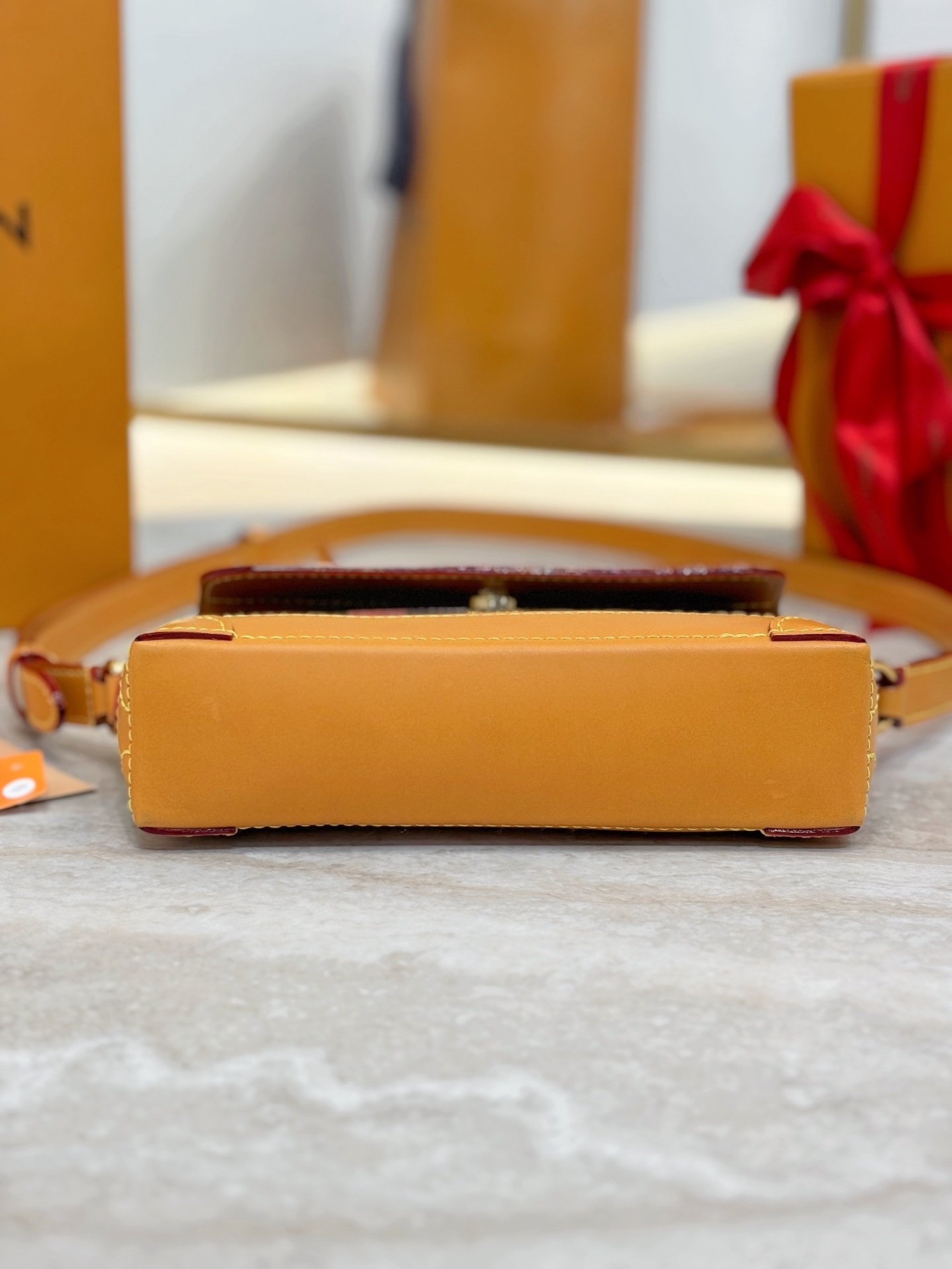 Cartera portátil Steamer East West Louis Vuitton - Imagen 4