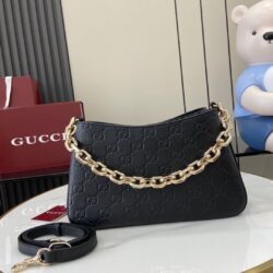 Minibolso de hombro GG Emblem Gucci