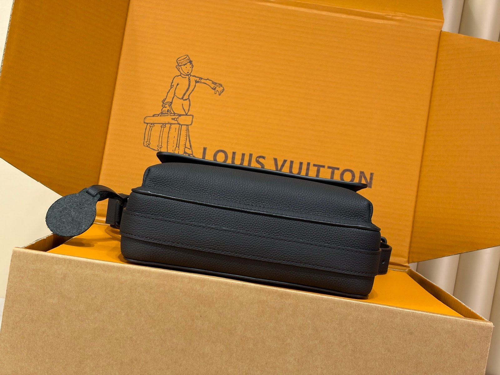 Bolso Messenger Boarding Louis Vuitton - Imagen 4