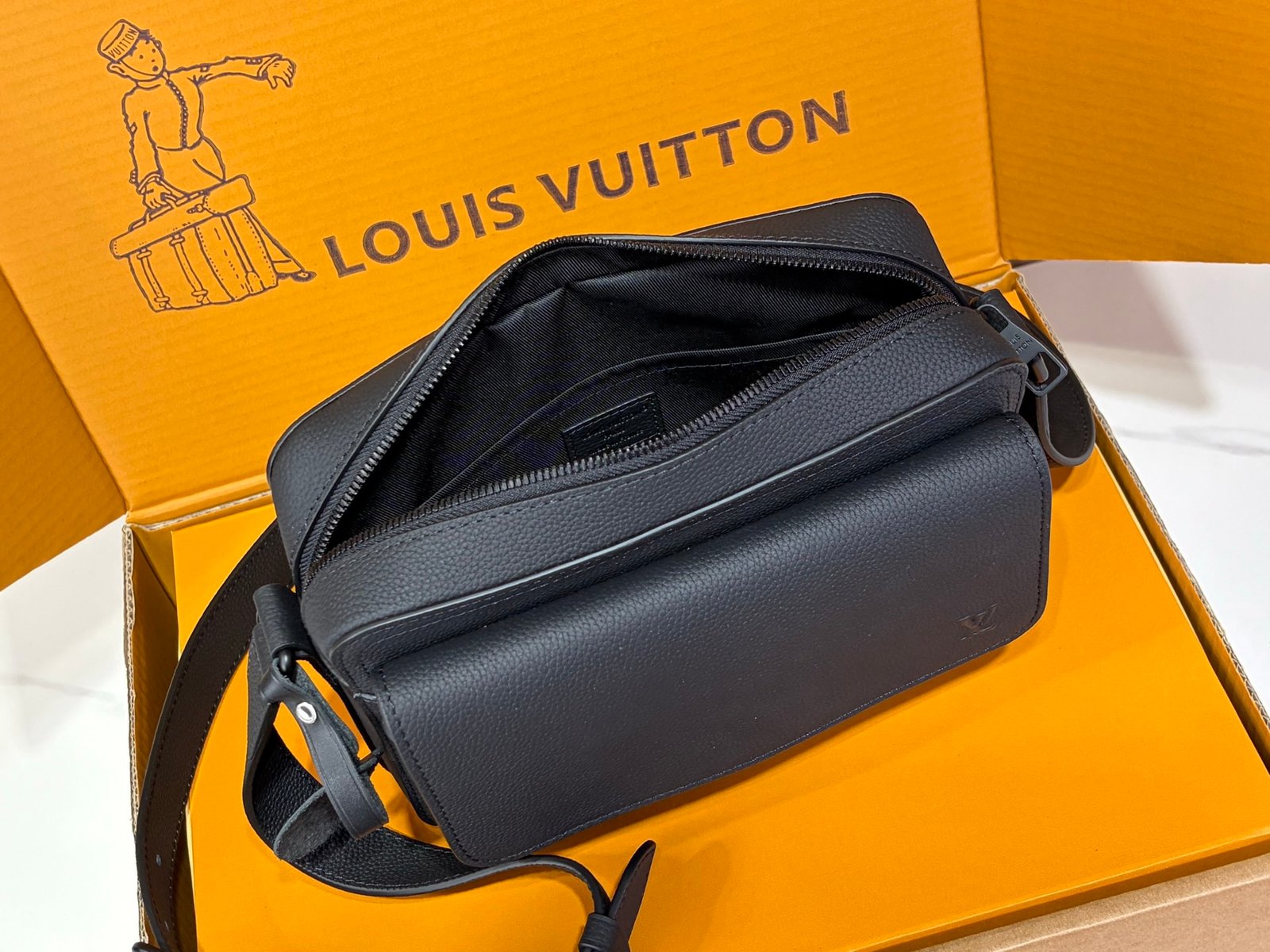 Bolso Messenger Boarding Louis Vuitton - Imagen 8