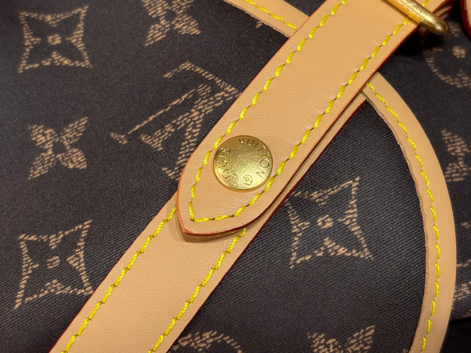 Mochila Christopher East West MM Louis Vuitton - Imagen 6