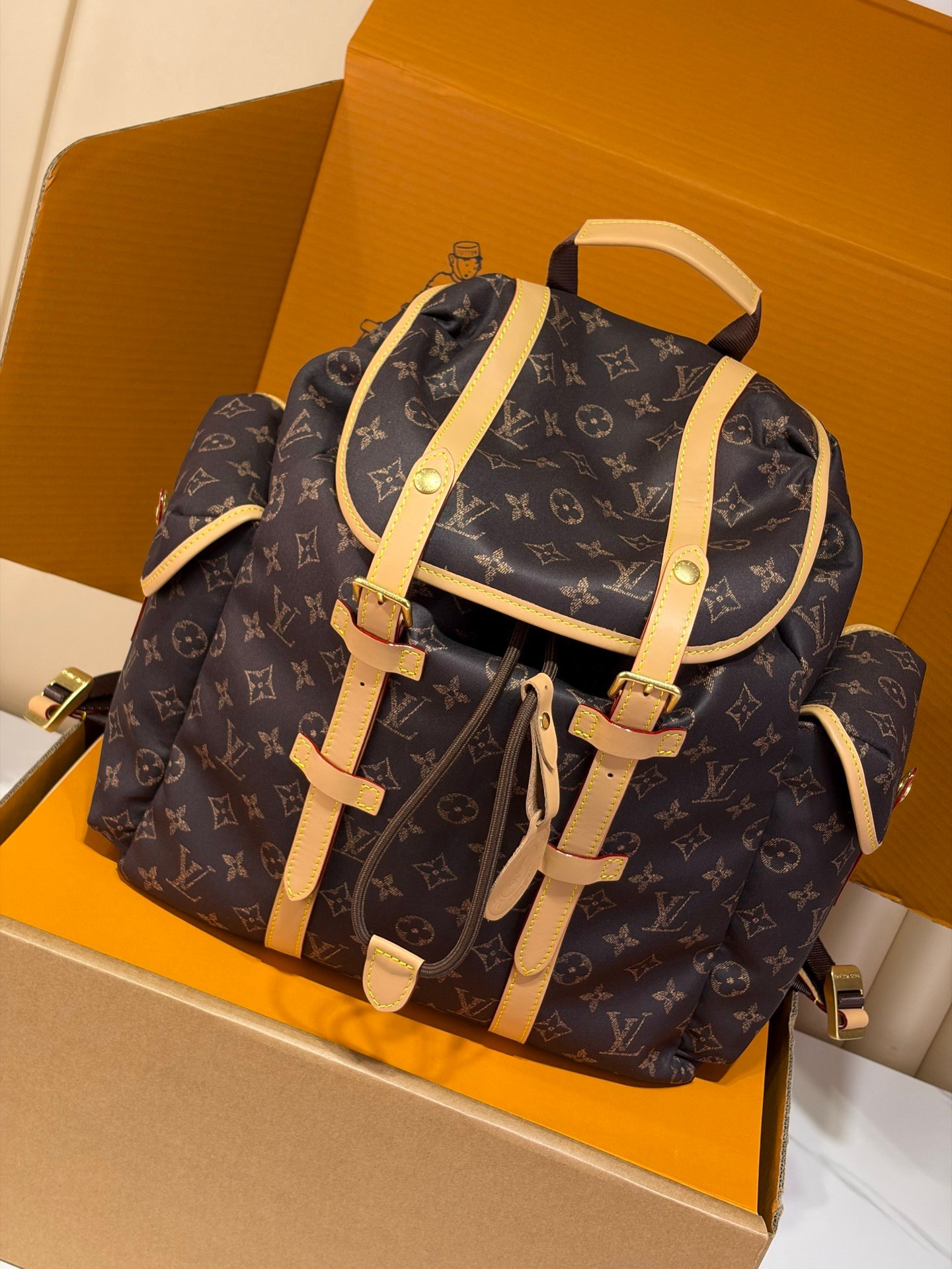 Mochila Christopher East West MM Louis Vuitton - Imagen 2