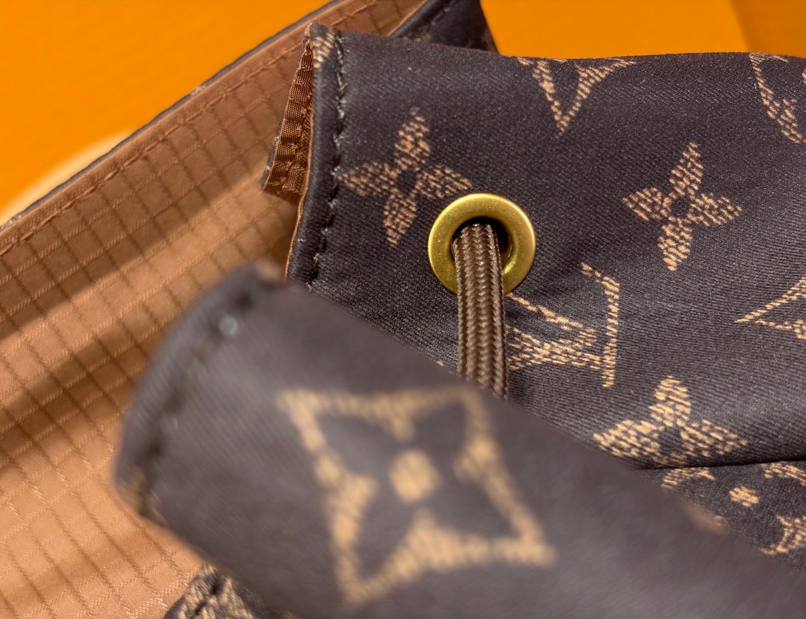 Mochila Christopher East West MM Louis Vuitton - Imagen 4
