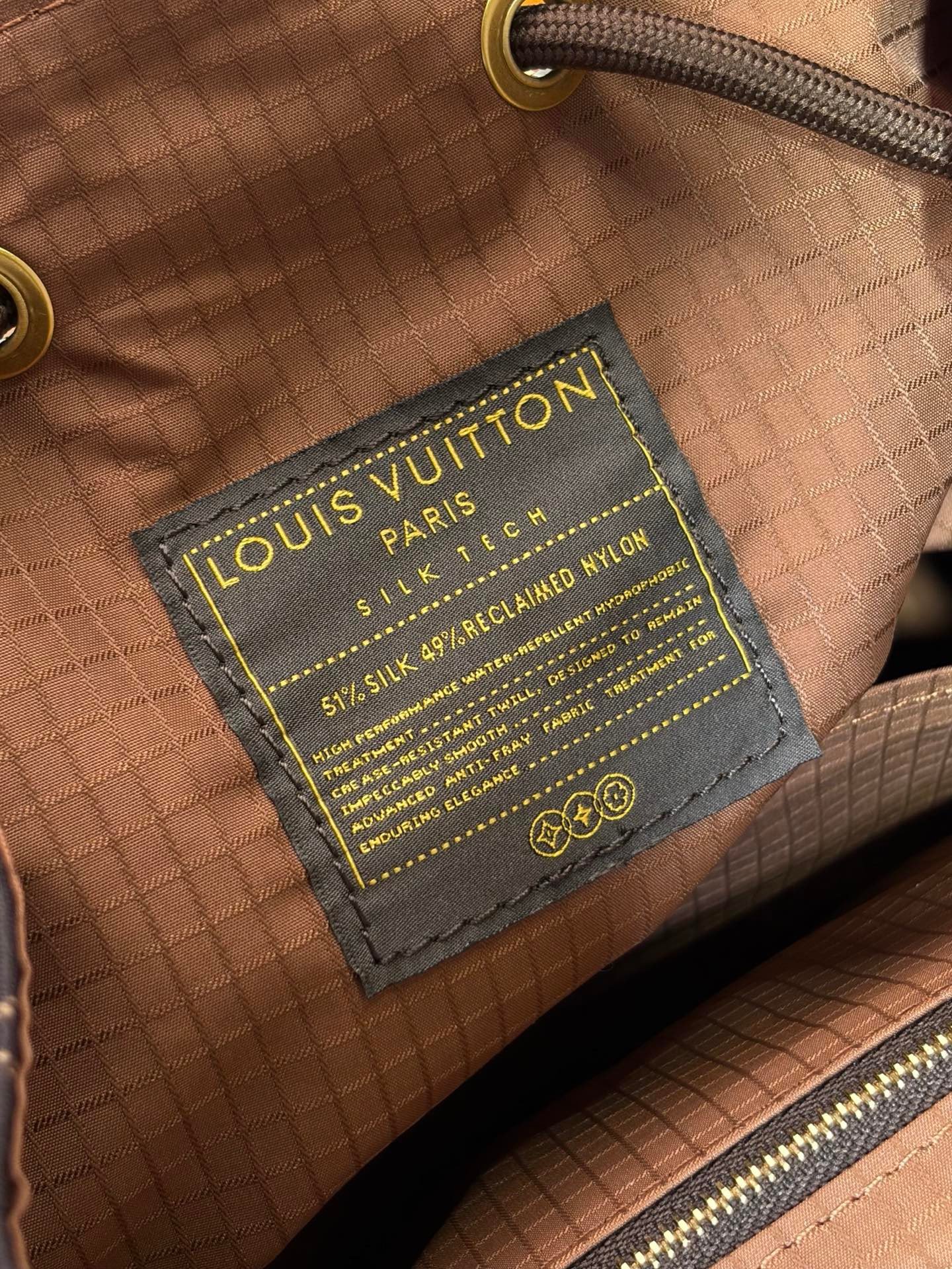 Mochila Christopher East West MM Louis Vuitton - Imagen 8