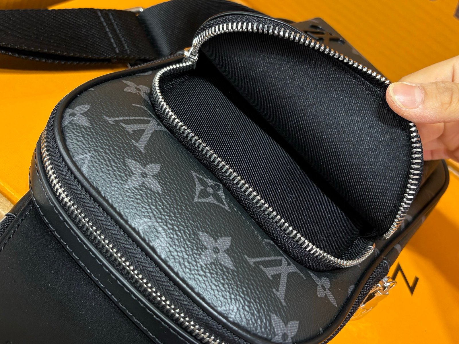 Mochila bandolera Avenue NM Louis Vuitton - Imagen 9