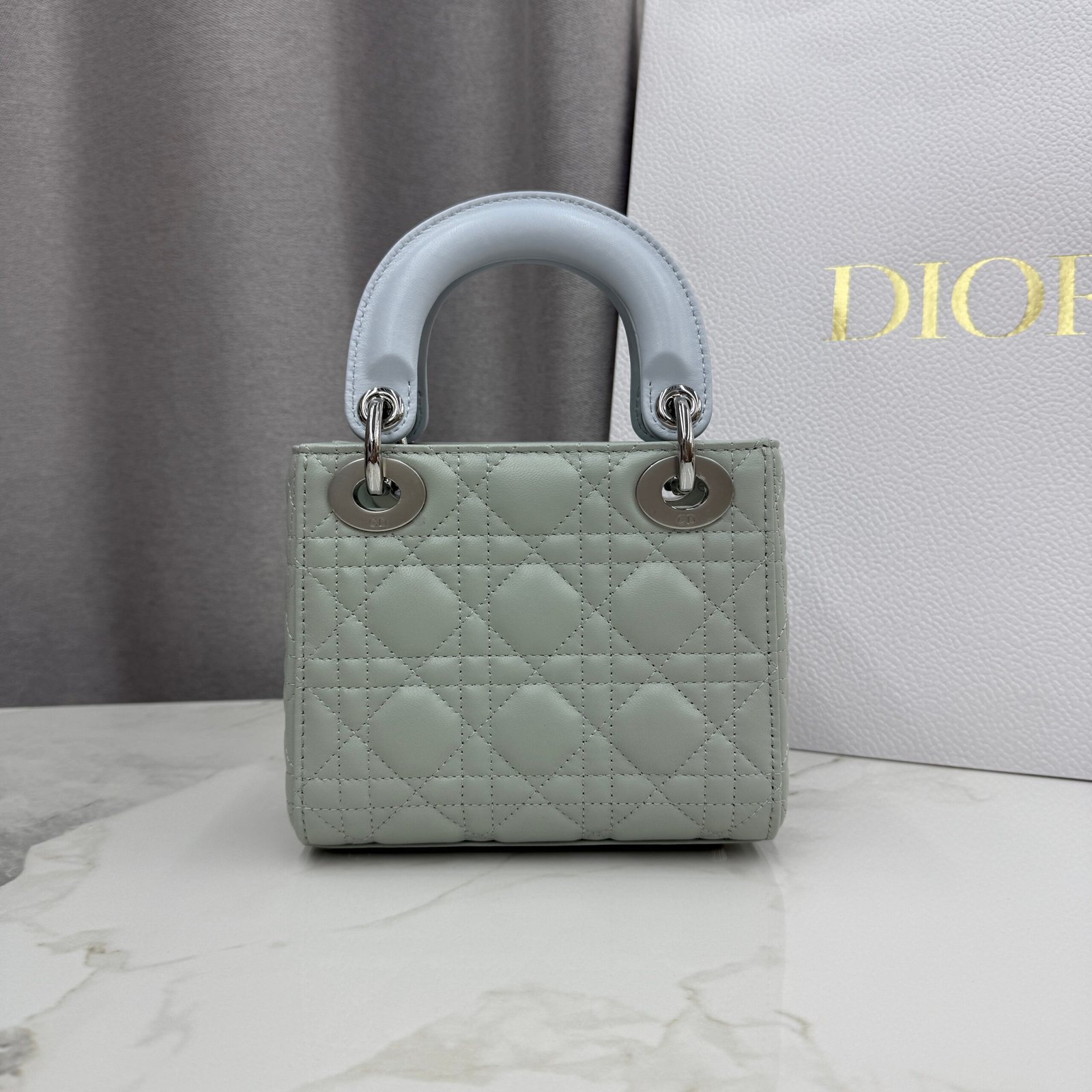 Bolso mini Lady Dior Dior Or con cadena - Imagen 3