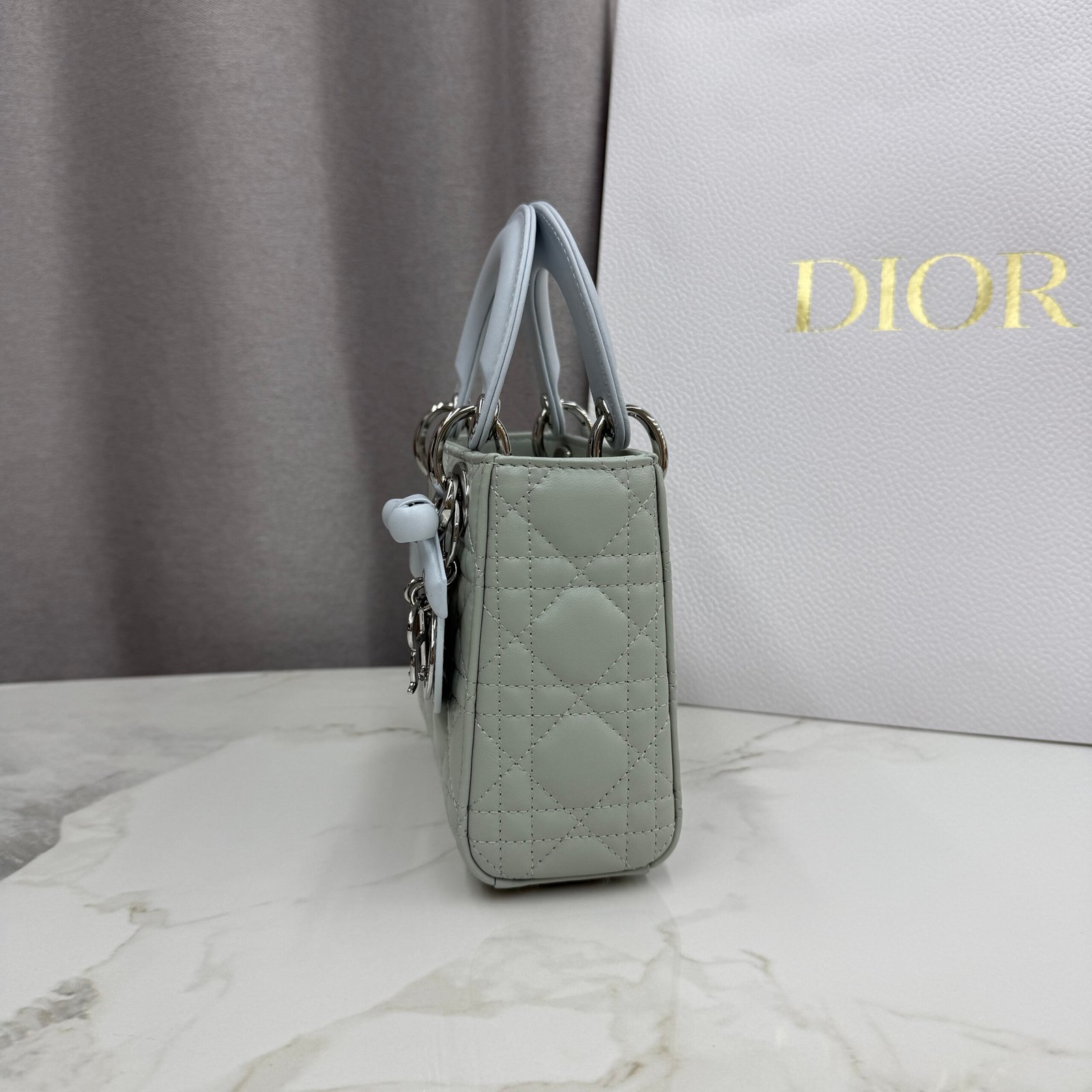 Bolso mini Lady Dior Dior Or con cadena - Imagen 4