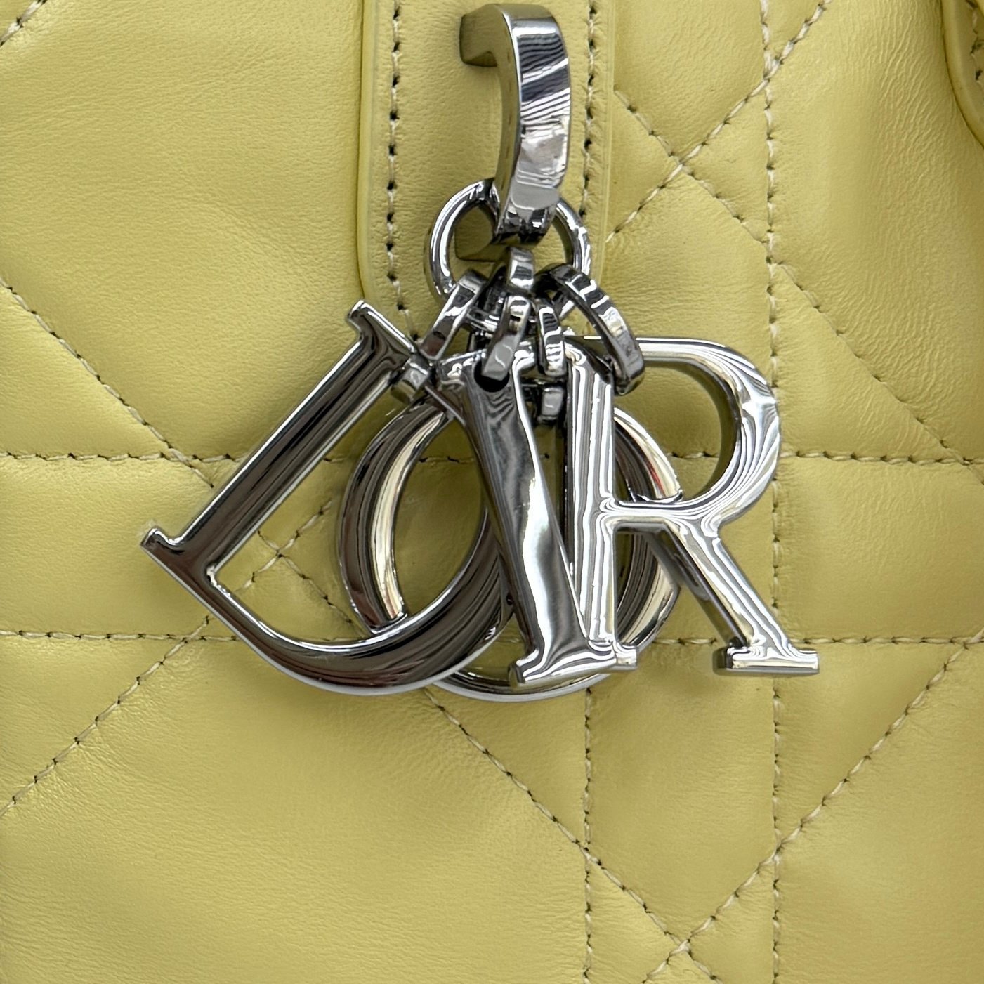 Bolso tote vertical pequeño Dior Toujours - Imagen 6