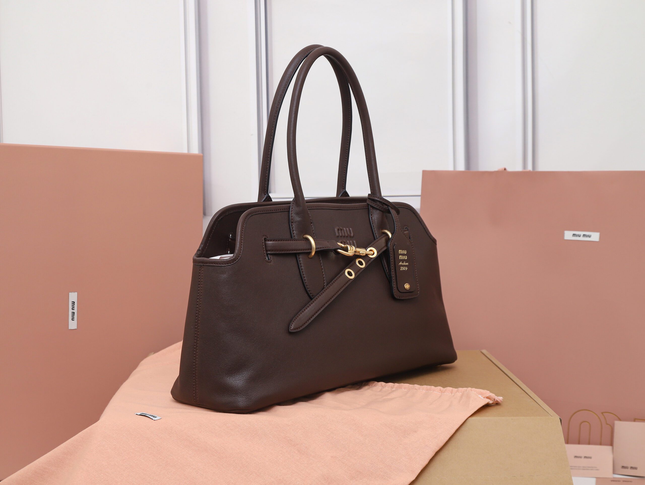 Bolso Aventure de napa Miu Miu - Imagen 2