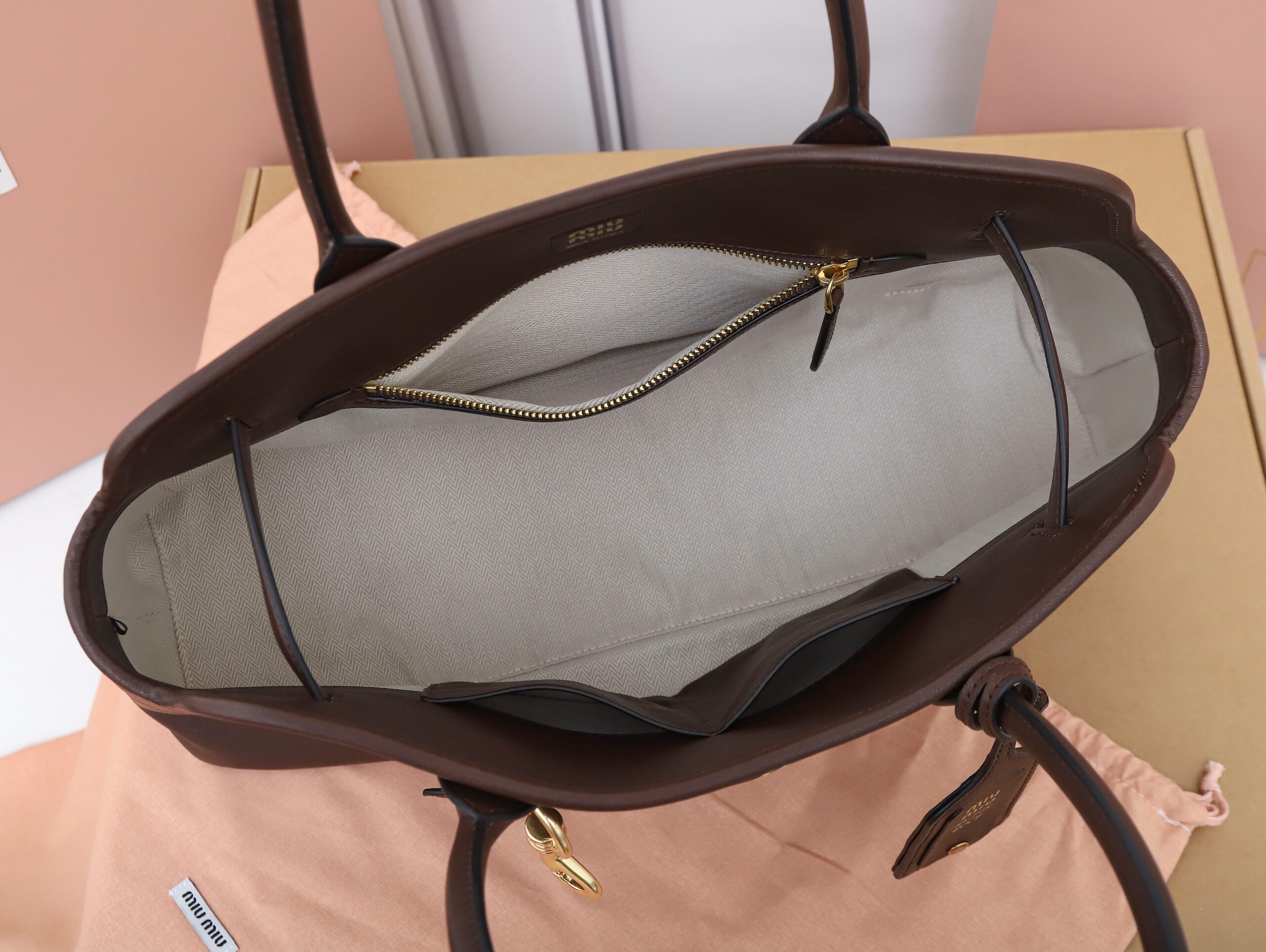 Bolso Aventure de napa Miu Miu - Imagen 8