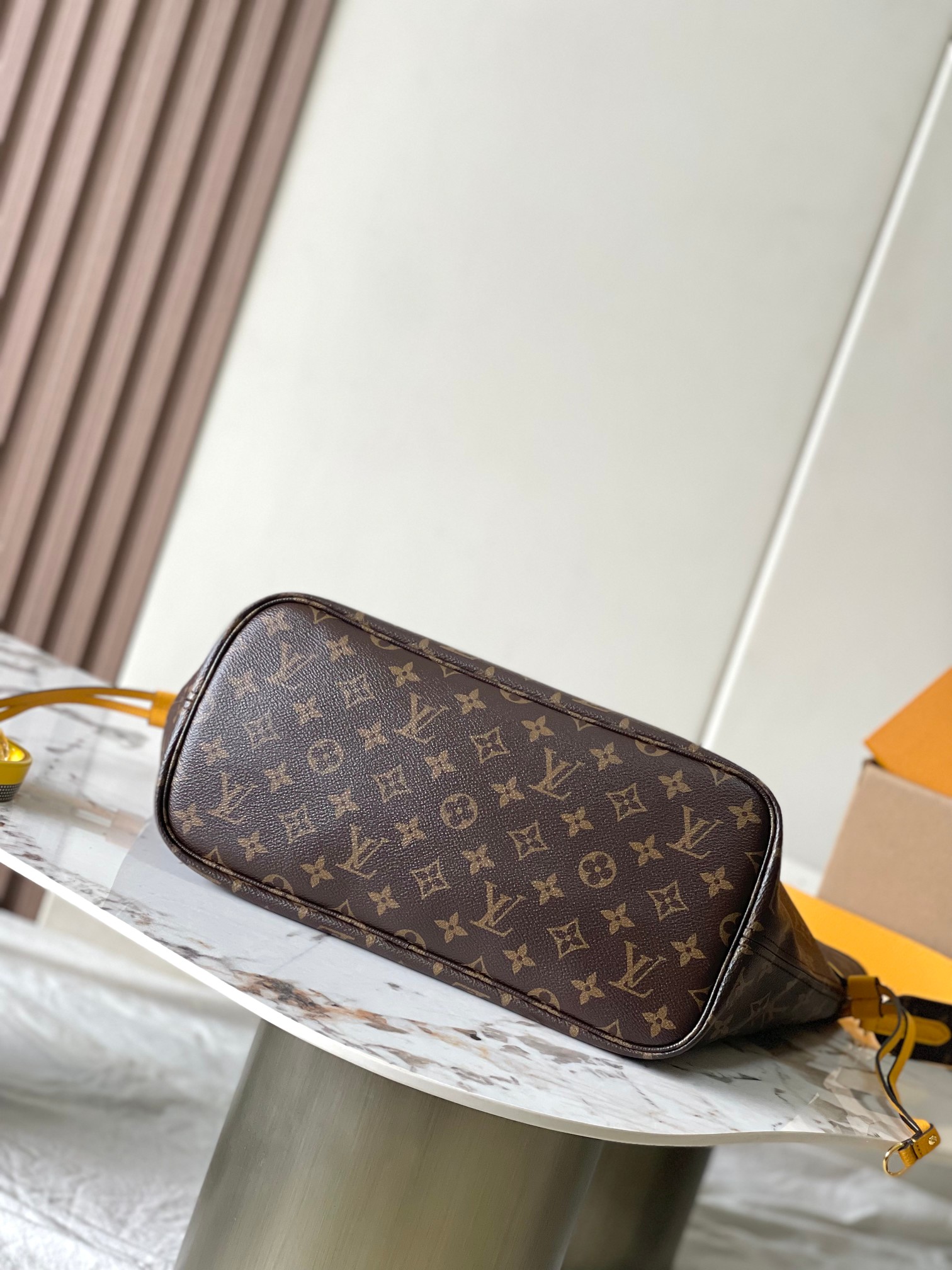 Bolso Neverfull Inside Out MM con bandolera Louis Vuitton - Imagen 3