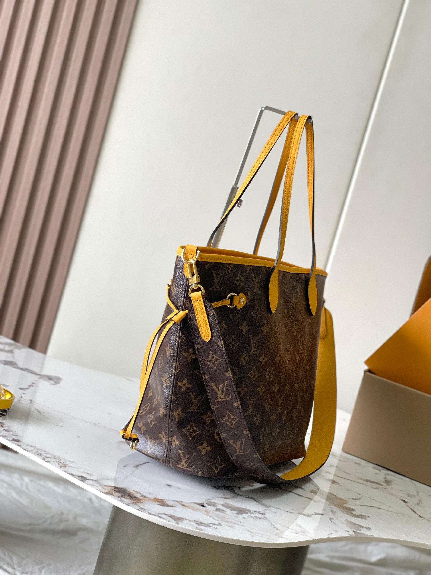 Bolso Neverfull Inside Out MM con bandolera Louis Vuitton - Imagen 2