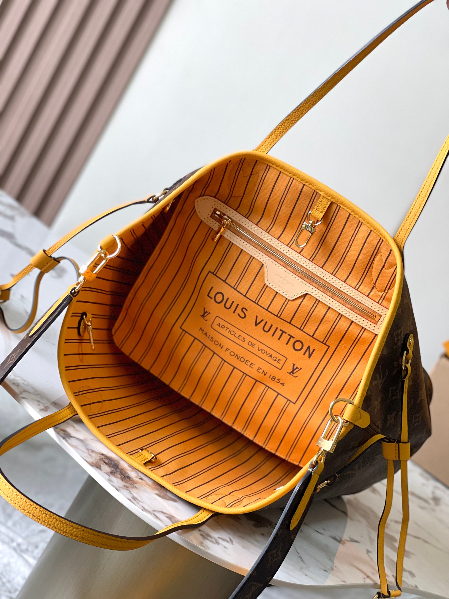 Bolso Neverfull Inside Out MM con bandolera Louis Vuitton - Imagen 6