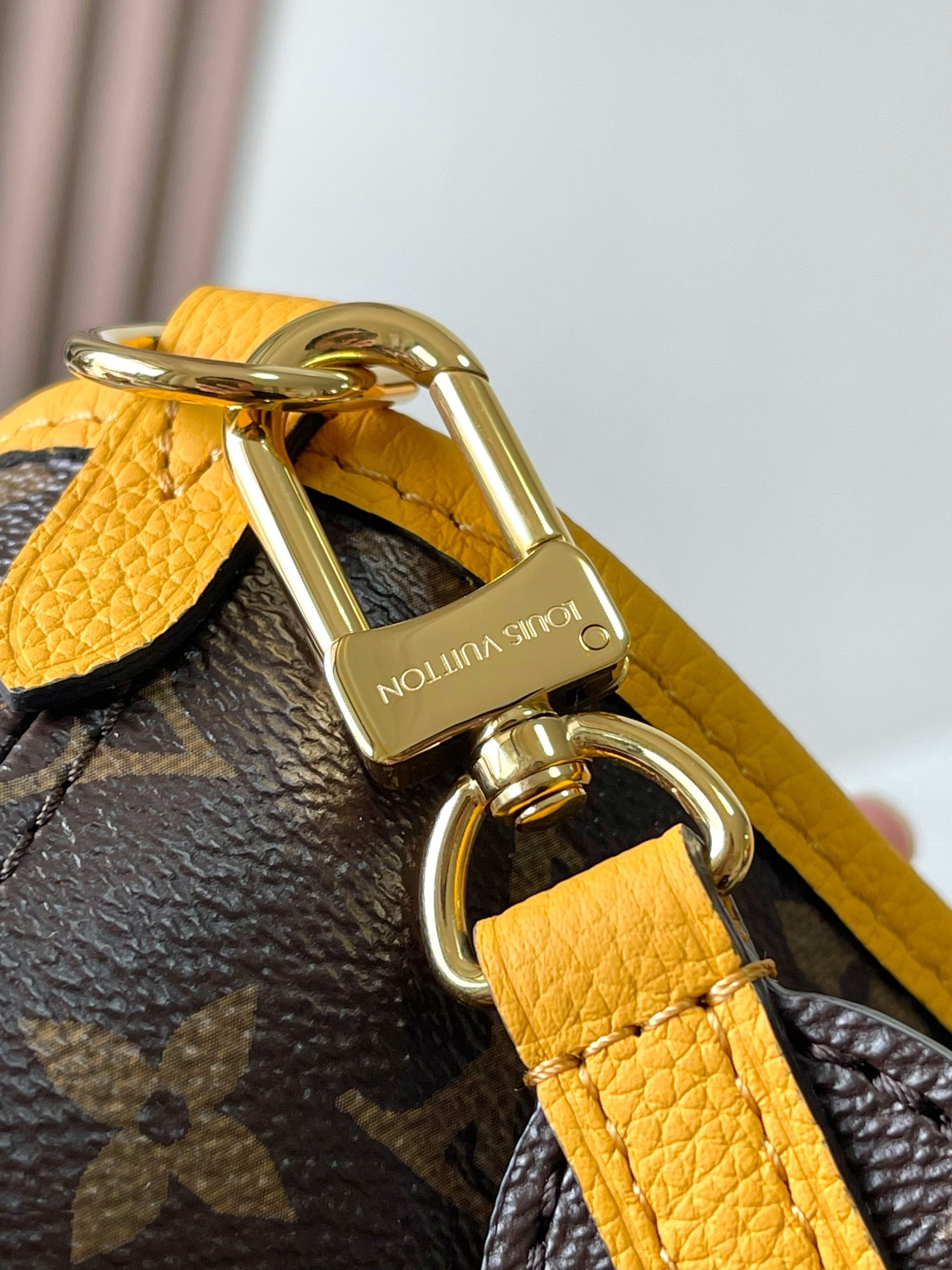 Bolso Neverfull Inside Out MM con bandolera Louis Vuitton - Imagen 9