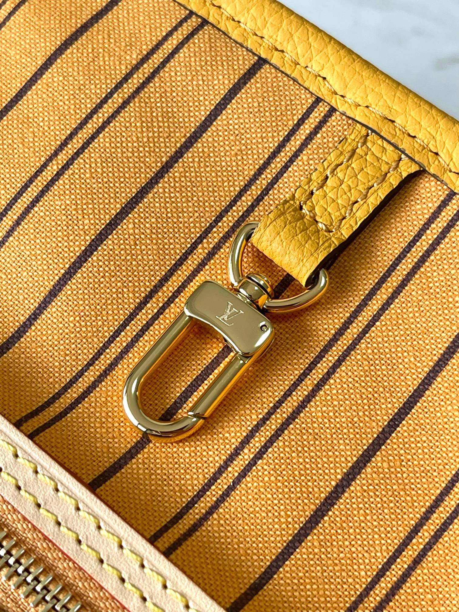 Bolso Neverfull Inside Out MM con bandolera Louis Vuitton - Imagen 8
