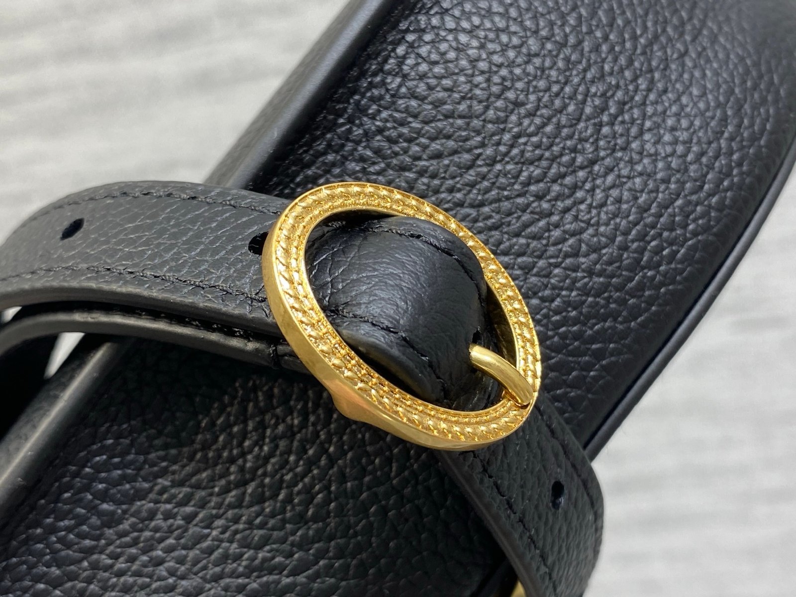 Bolso pequeño Dior Médaillon con solapa - Imagen 5