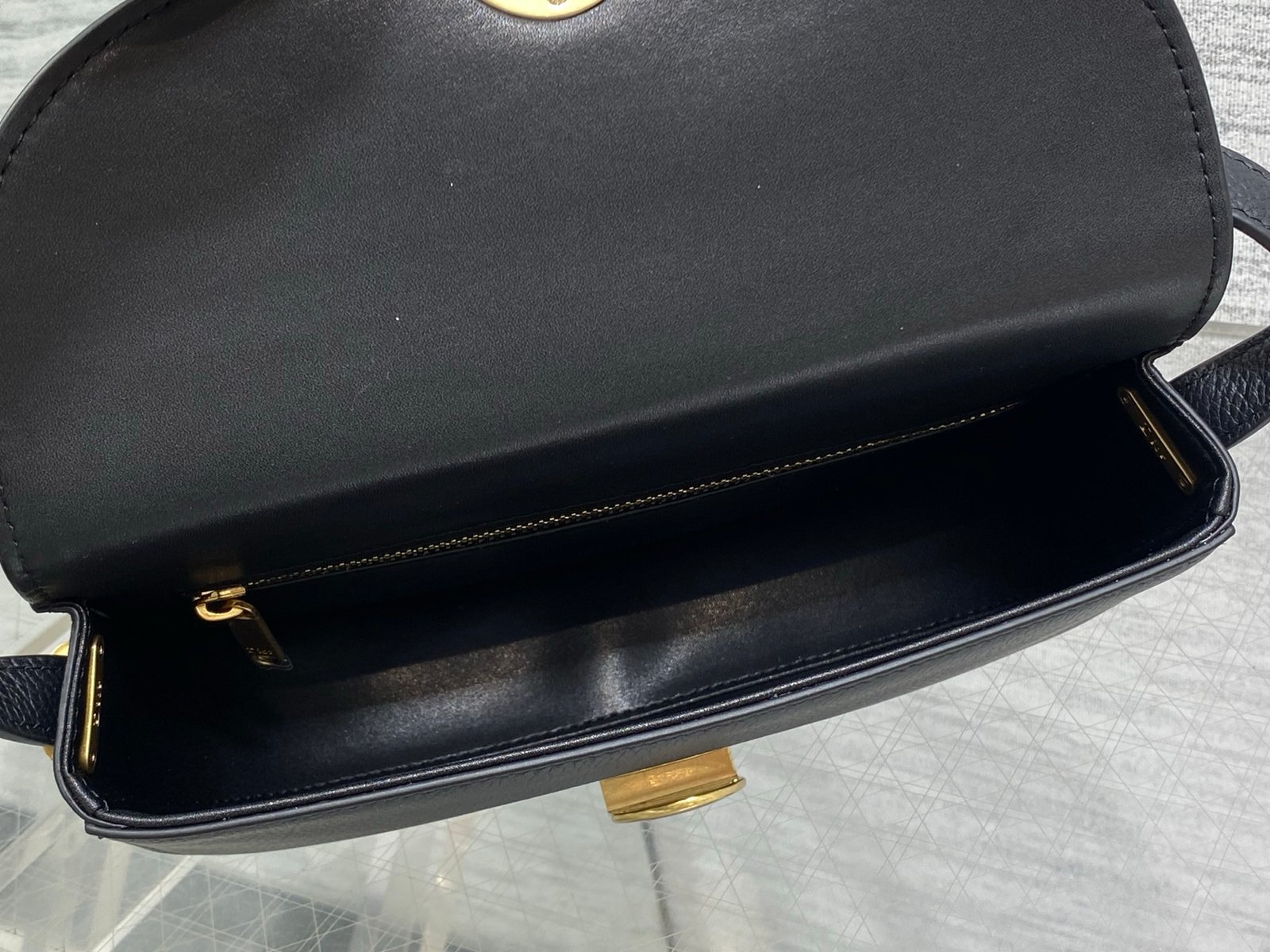 Bolso pequeño Dior Médaillon con solapa - Imagen 8