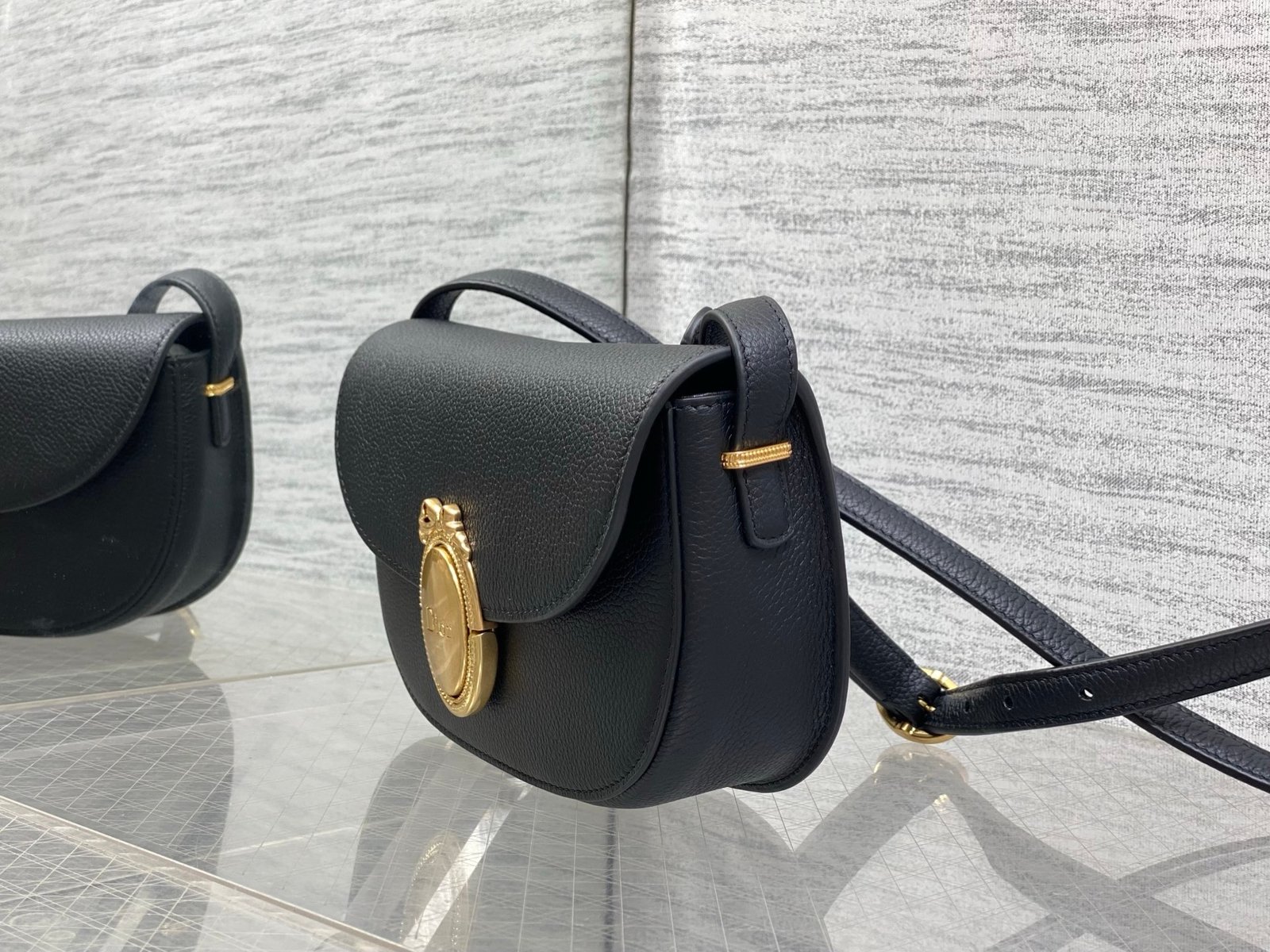 Bolso pequeño Dior Médaillon con solapa - Imagen 2