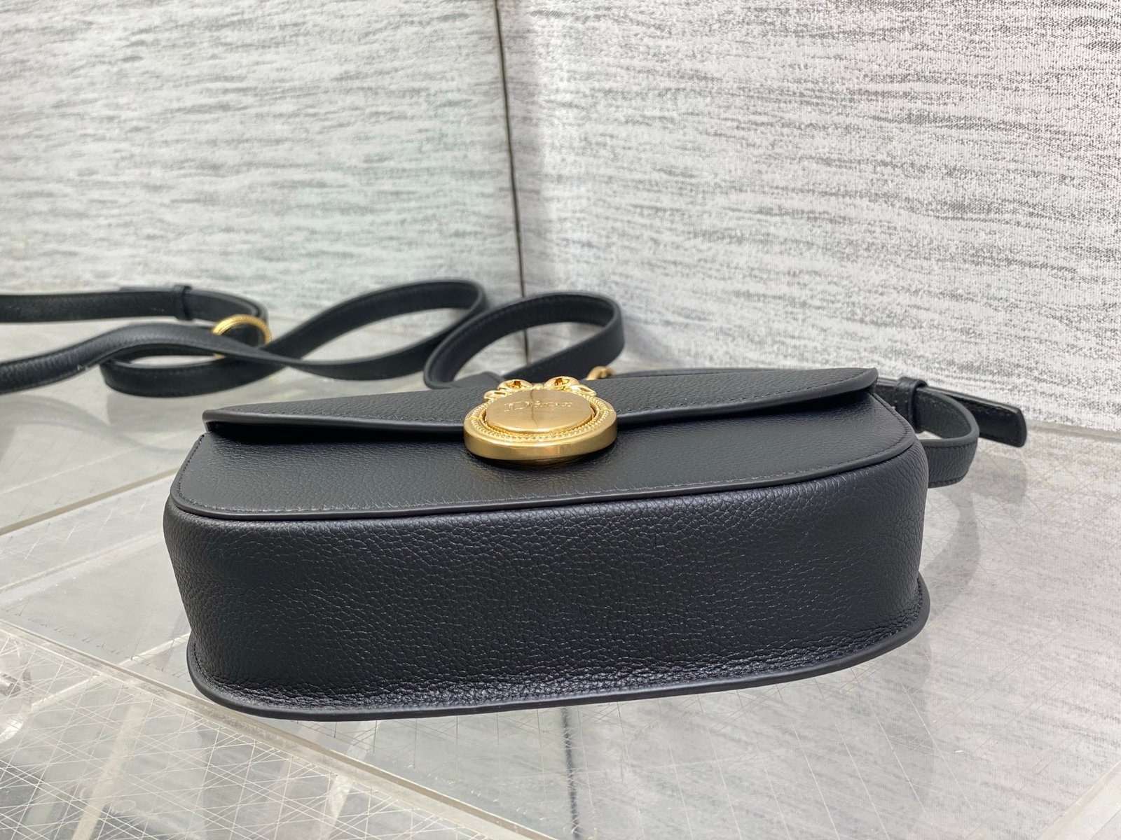 Bolso pequeño Dior Médaillon con solapa - Imagen 7