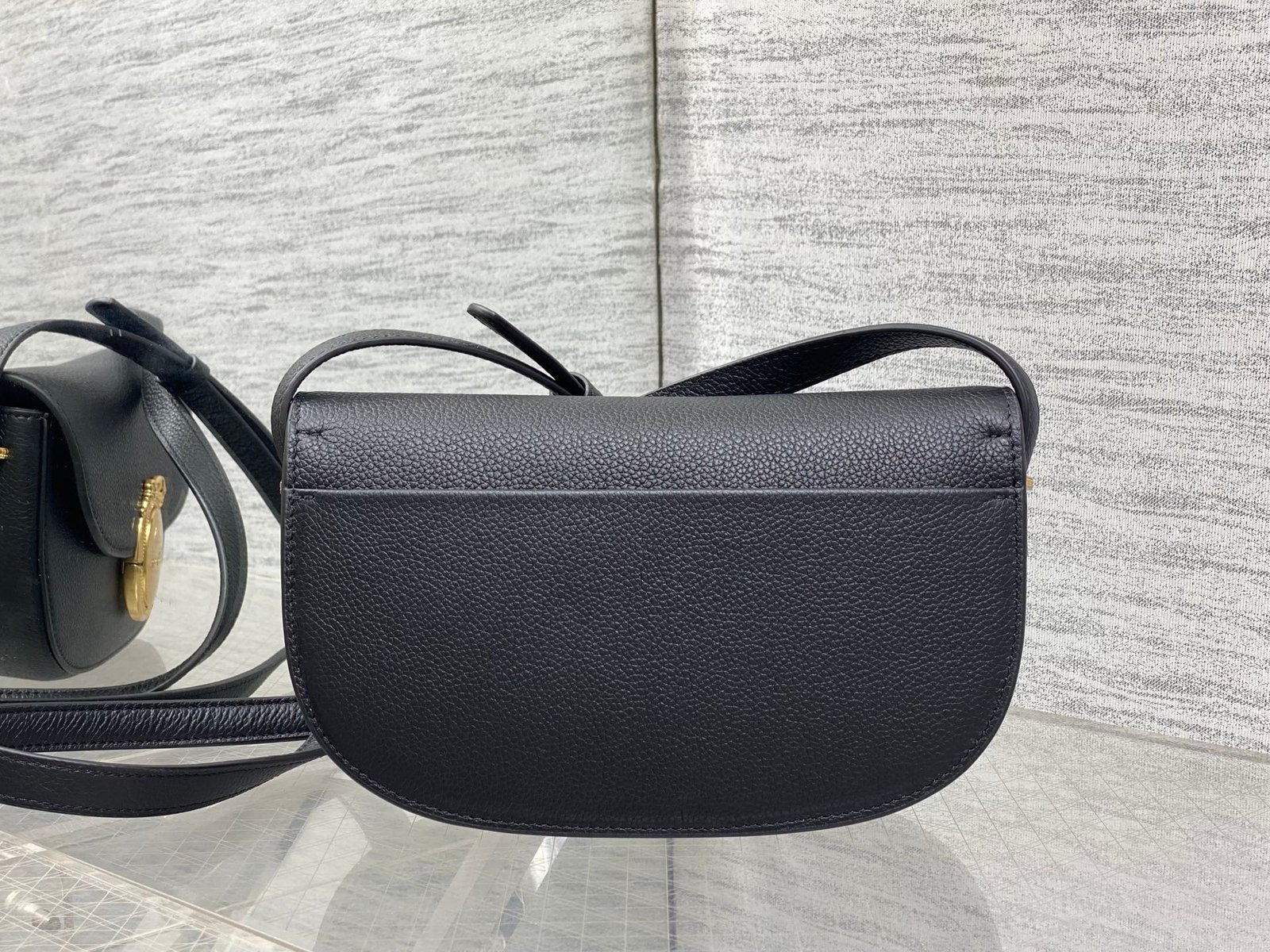 Bolso pequeño Dior Médaillon con solapa - Imagen 3