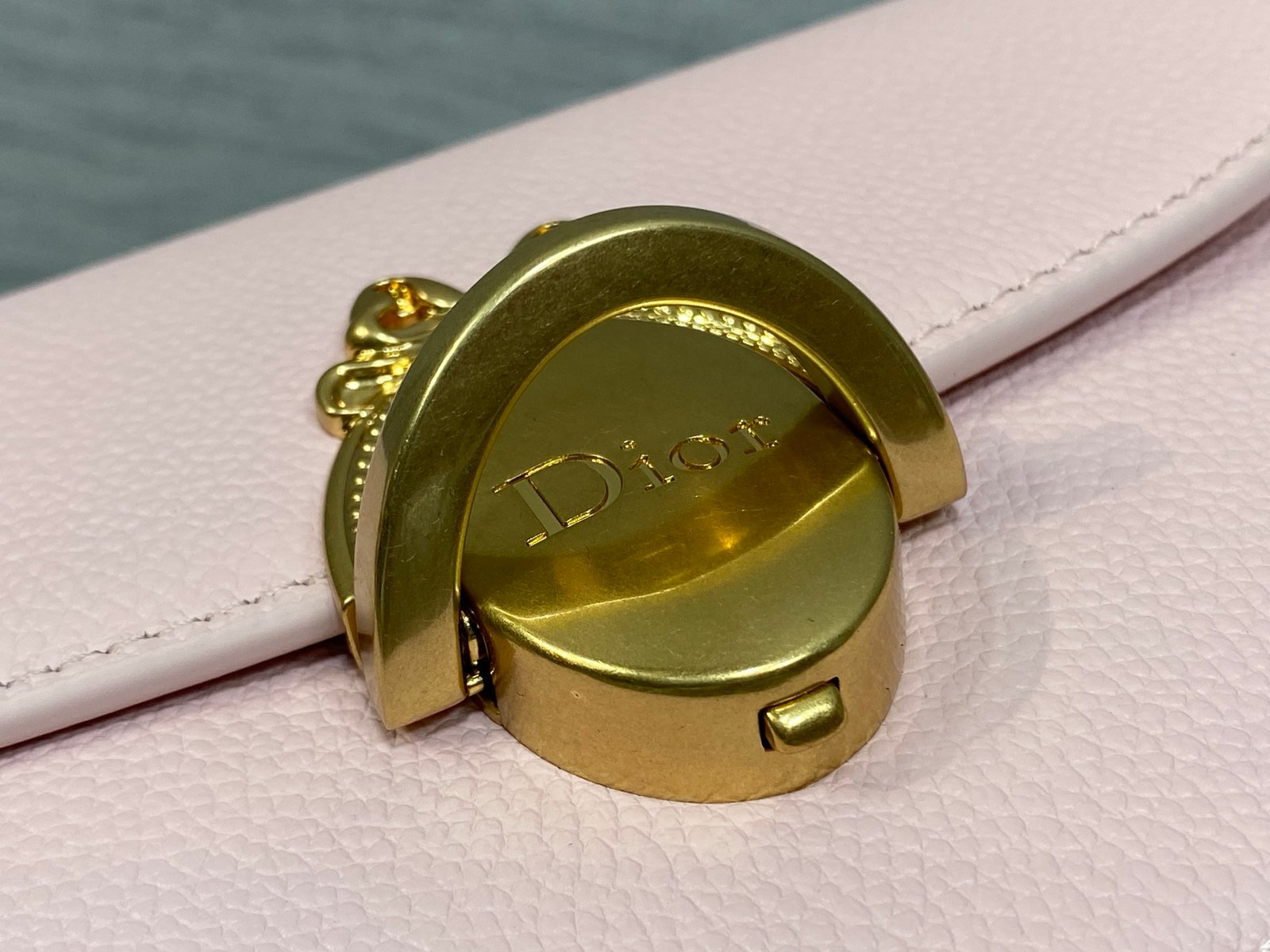 Bolso pequeño Dior Médaillon con solapa - Imagen 6