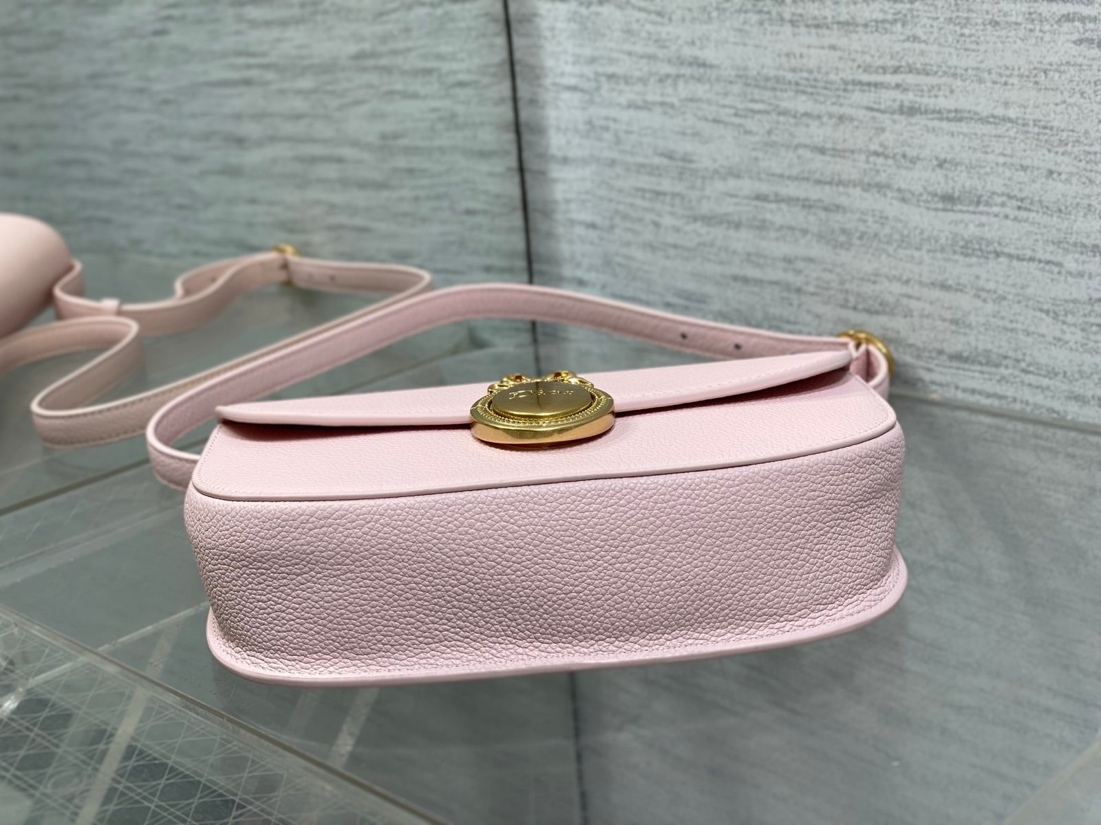 Bolso pequeño Dior Médaillon con solapa - Imagen 7