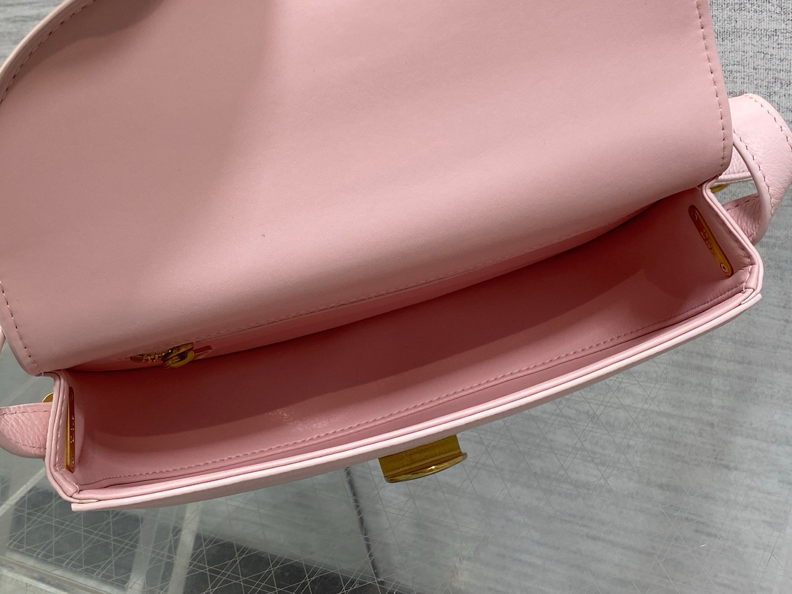 Bolso pequeño Dior Médaillon con solapa - Imagen 8