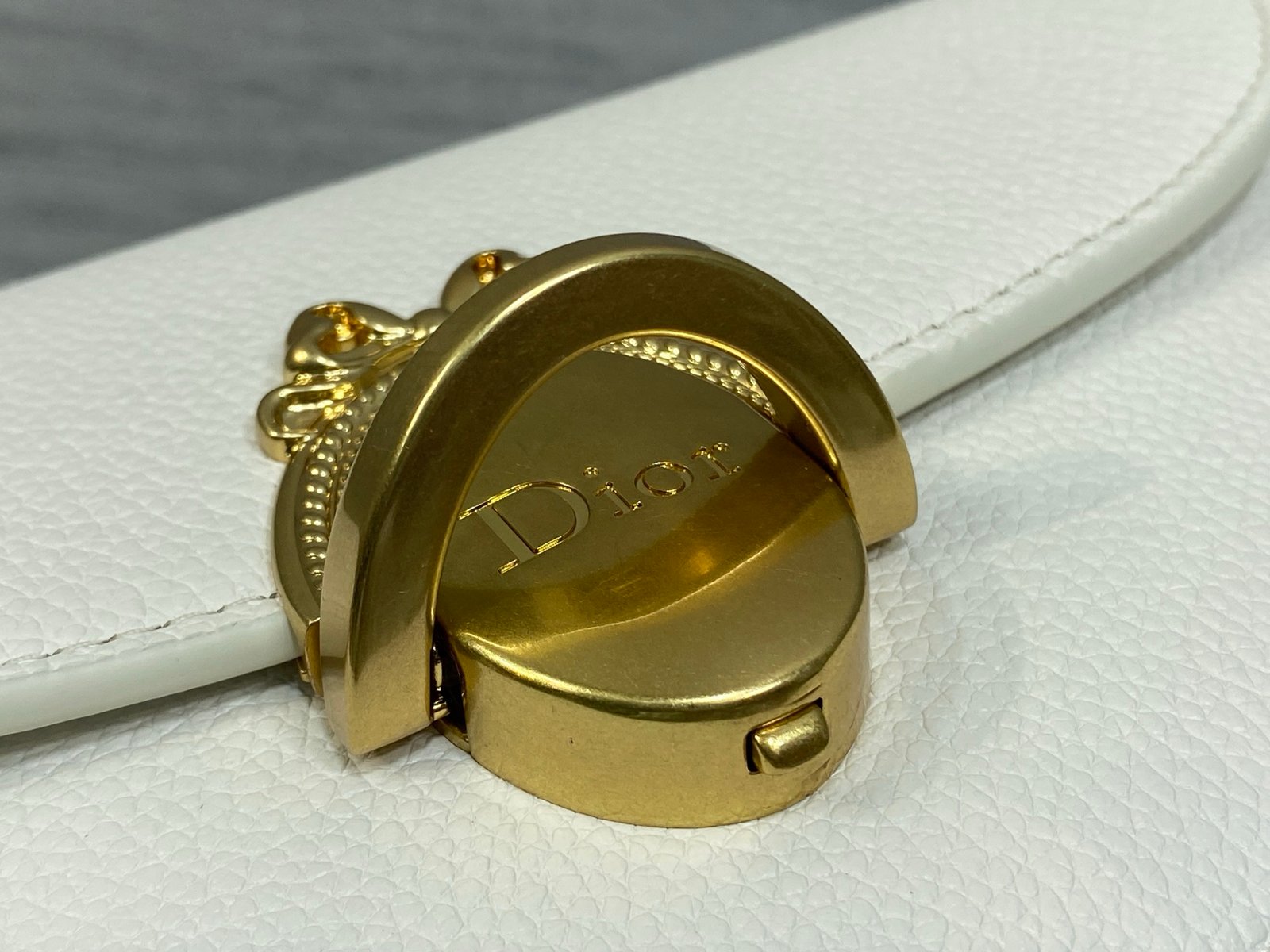 Bolso pequeño Dior Médaillon con solapa - Imagen 6