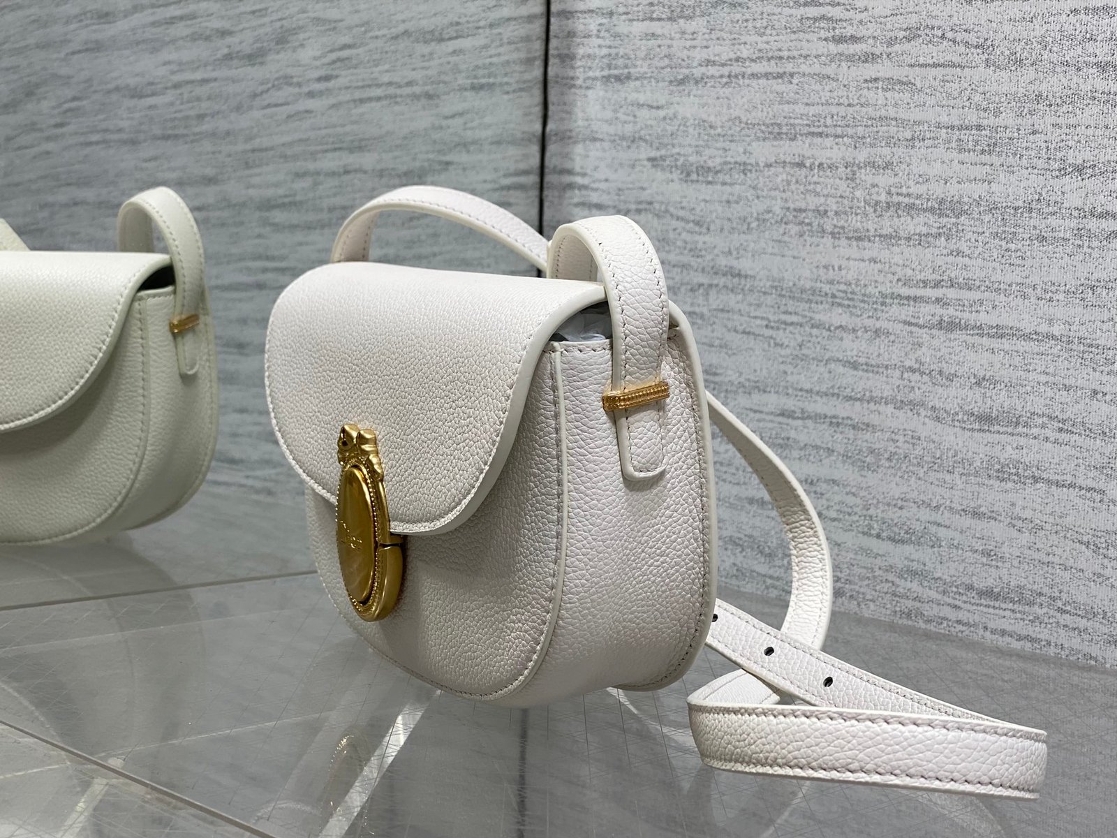 Bolso pequeño Dior Médaillon con solapa - Imagen 2