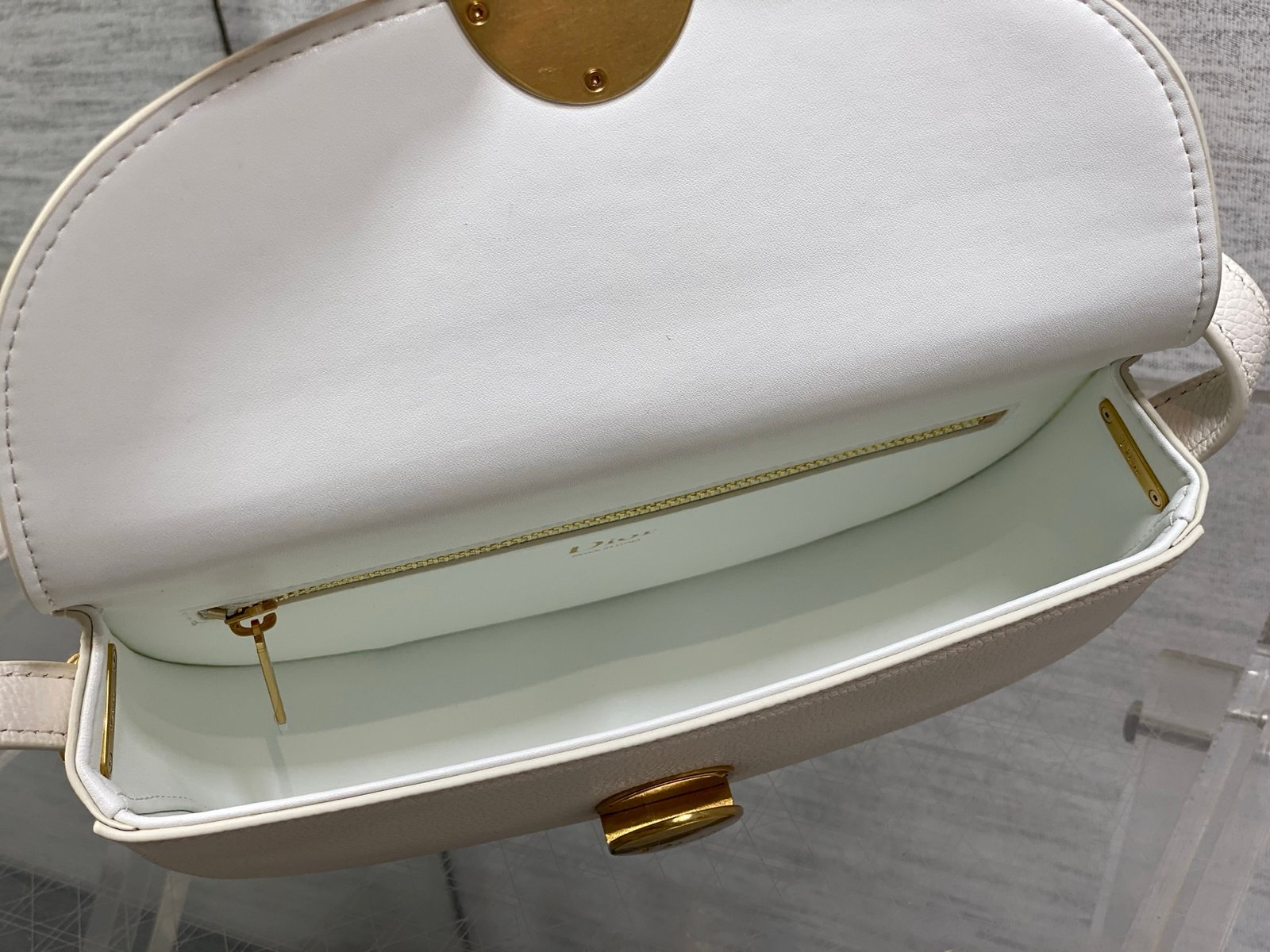 Bolso pequeño Dior Médaillon con solapa - Imagen 8