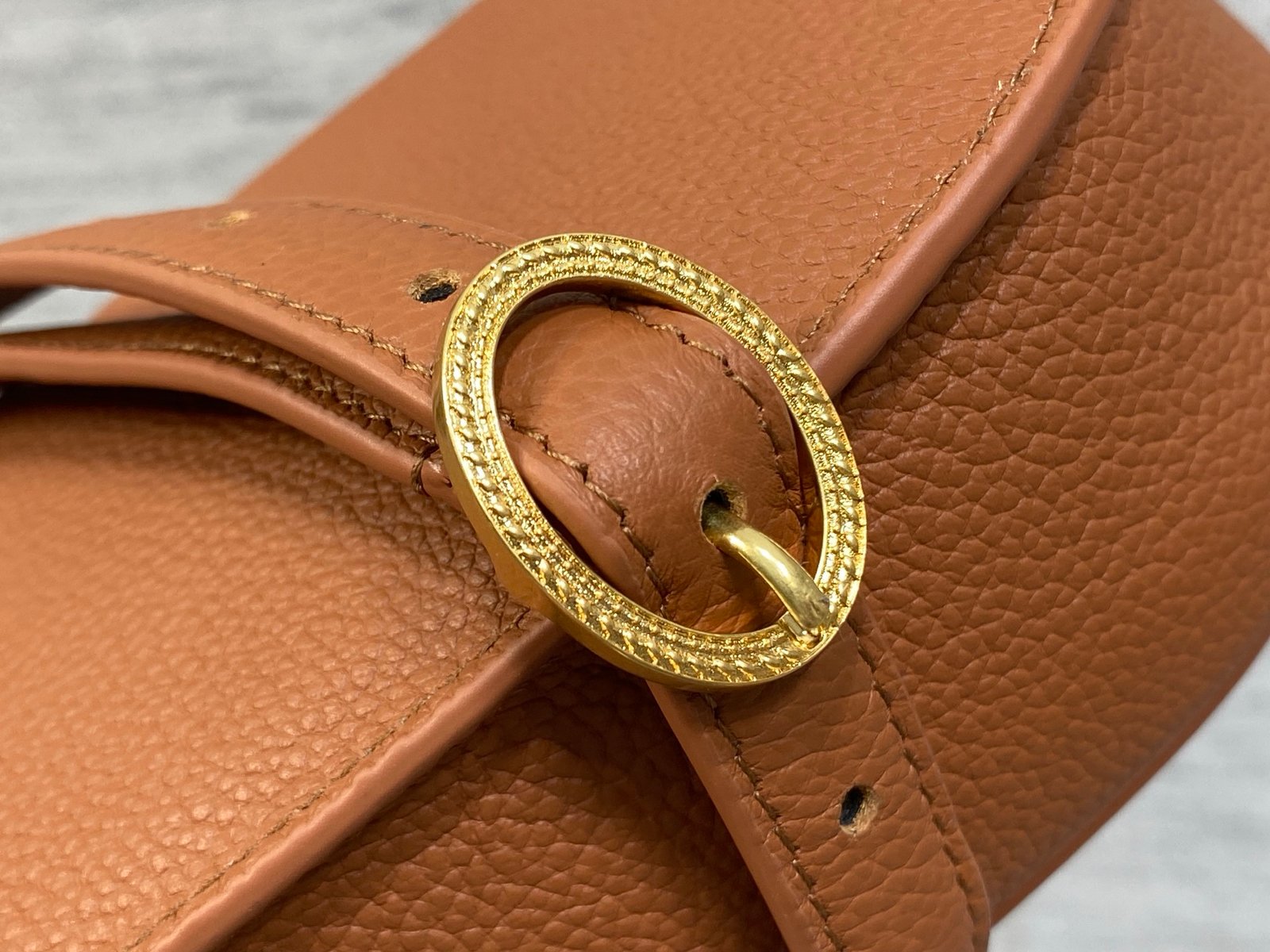 Bolso pequeño Dior Médaillon con solapa - Imagen 5