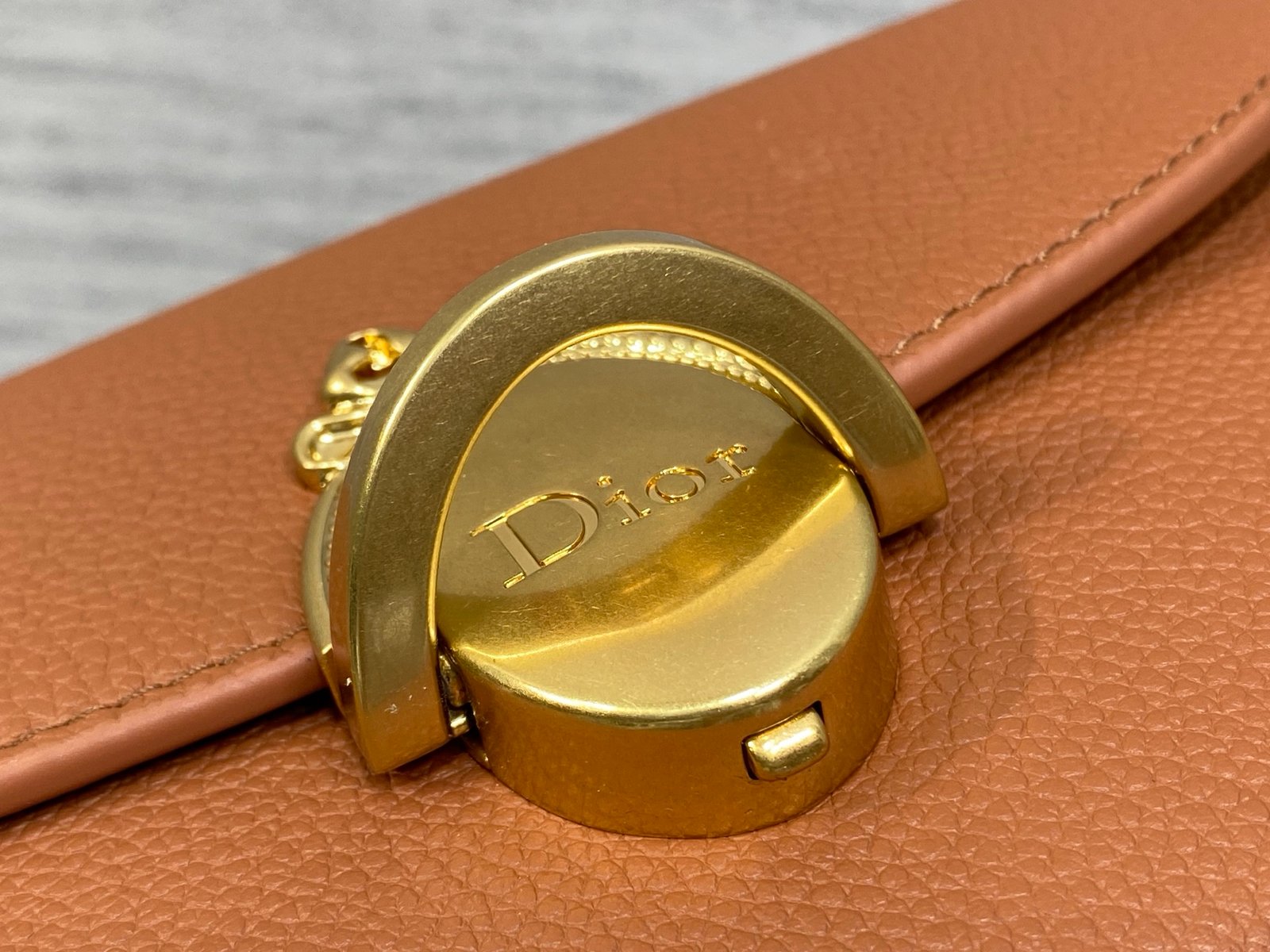 Bolso pequeño Dior Médaillon con solapa - Imagen 6