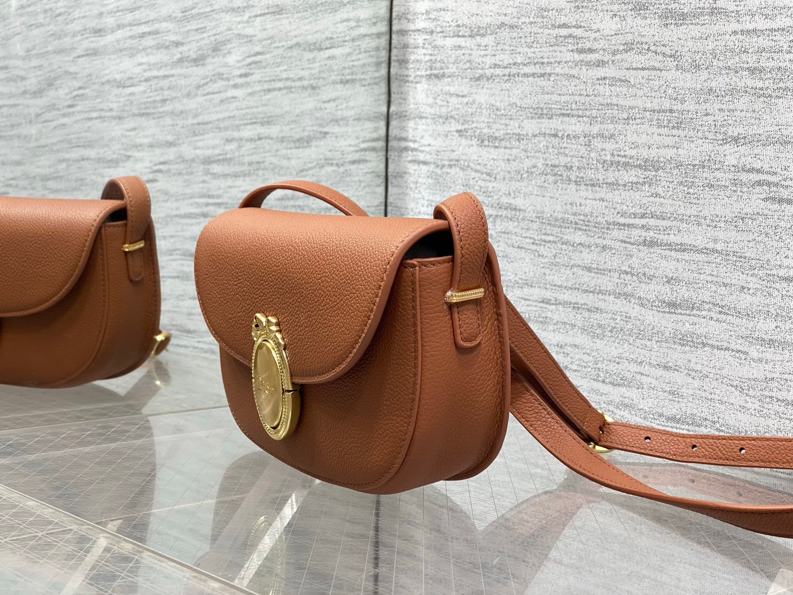 Bolso pequeño Dior Médaillon con solapa - Imagen 2