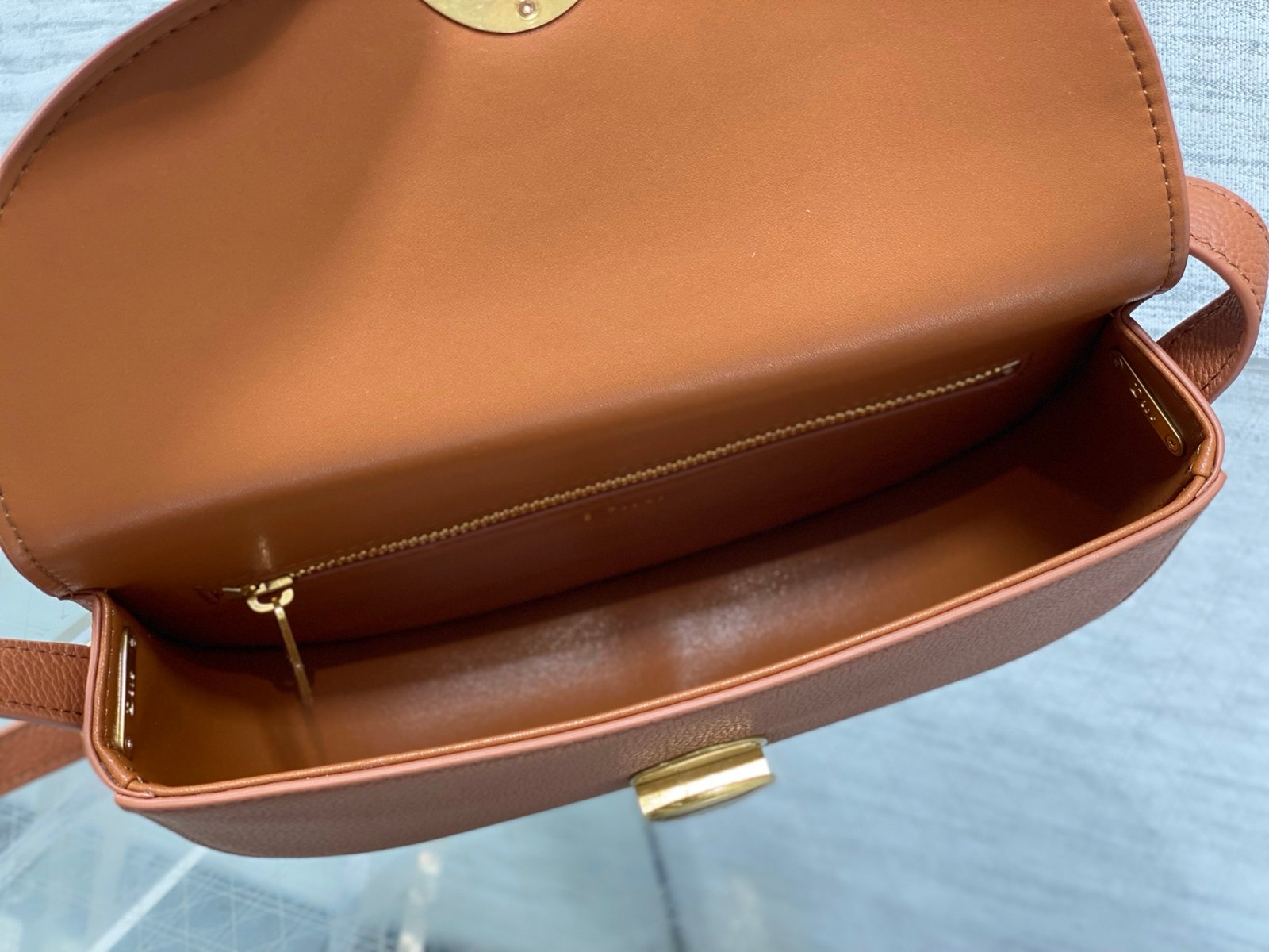 Bolso pequeño Dior Médaillon con solapa - Imagen 8