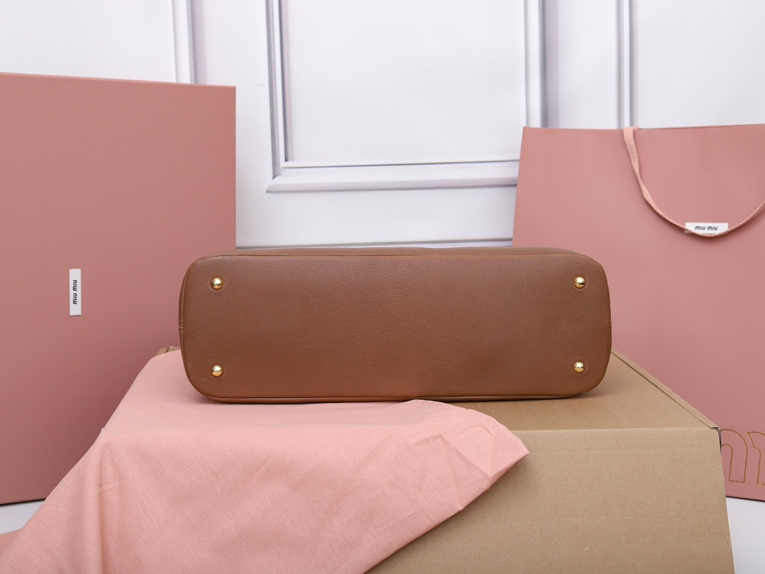 Bolso Aventure de napa Miu Miu - Imagen 5