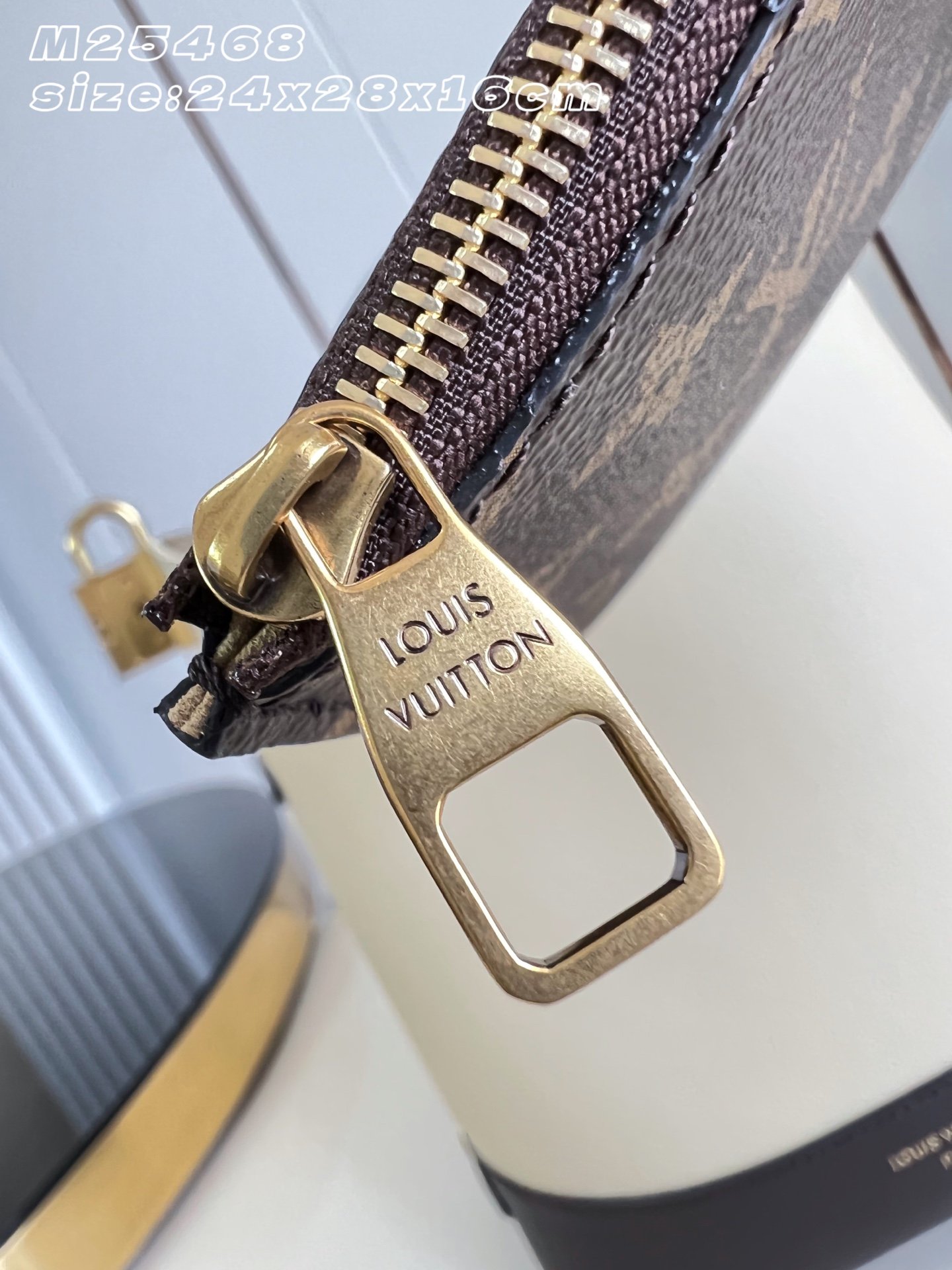 Bolso Low Key Hobo PM Louis Vuitton - Imagen 14