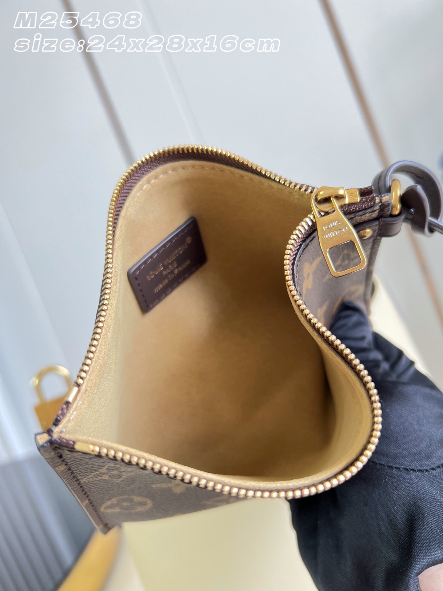 Bolso Low Key Hobo PM Louis Vuitton - Imagen 16