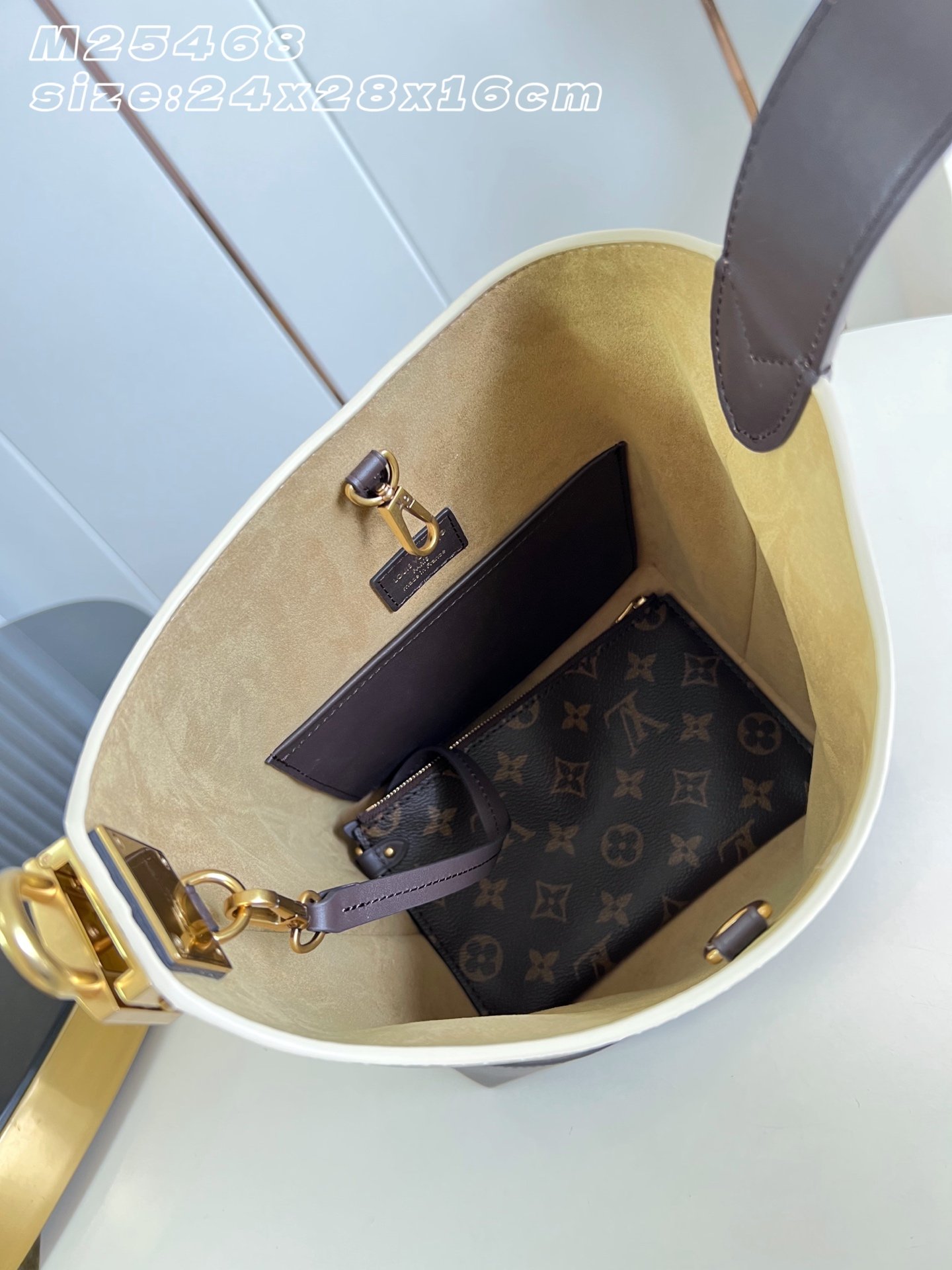 Bolso Low Key Hobo PM Louis Vuitton - Imagen 10