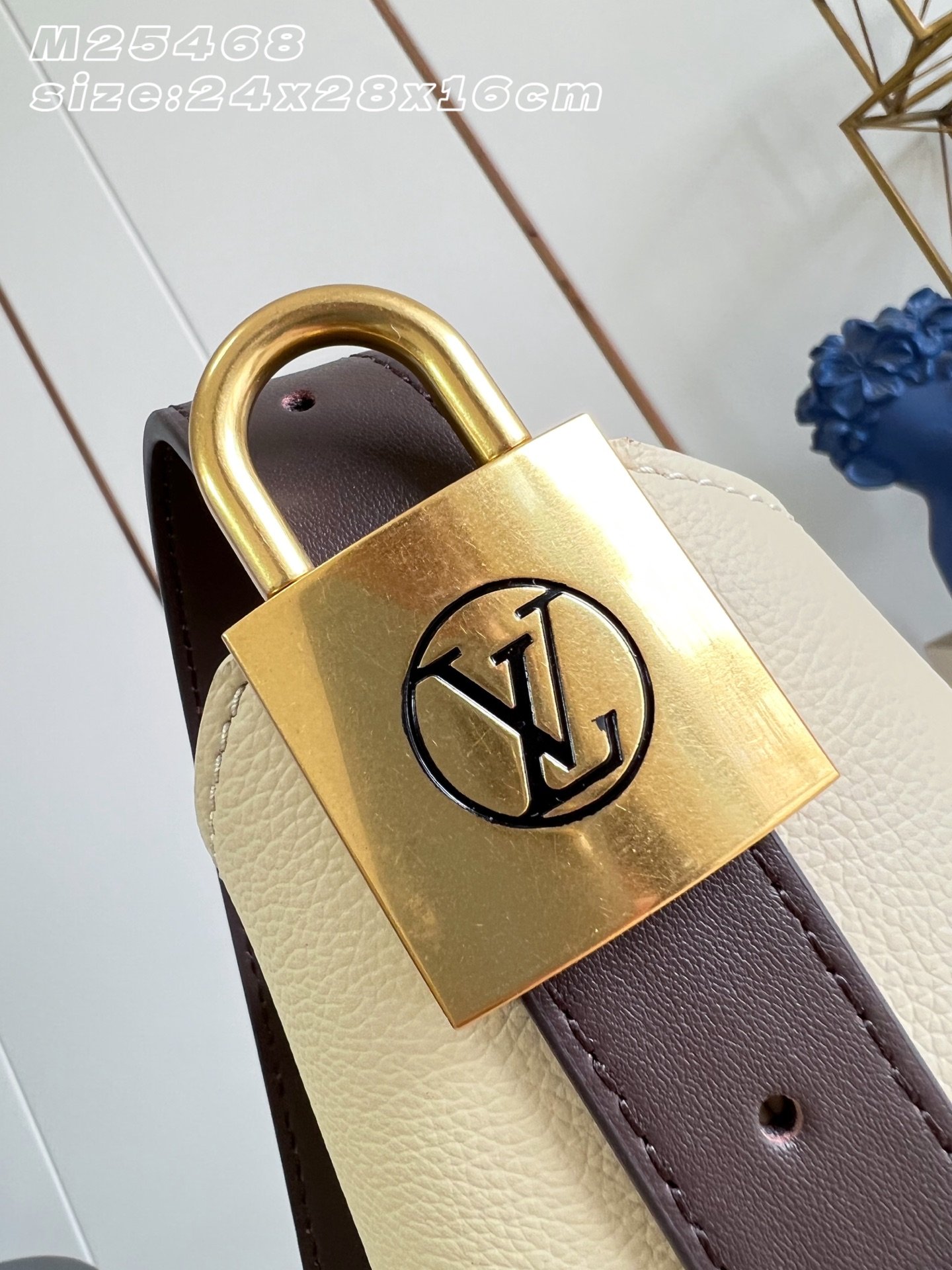 Bolso Low Key Hobo PM Louis Vuitton - Imagen 4