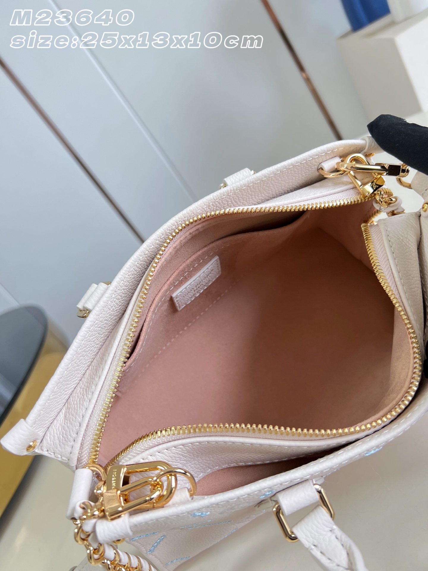 Bolso OnTheGo East West Louis Vuitton - Imagen 8