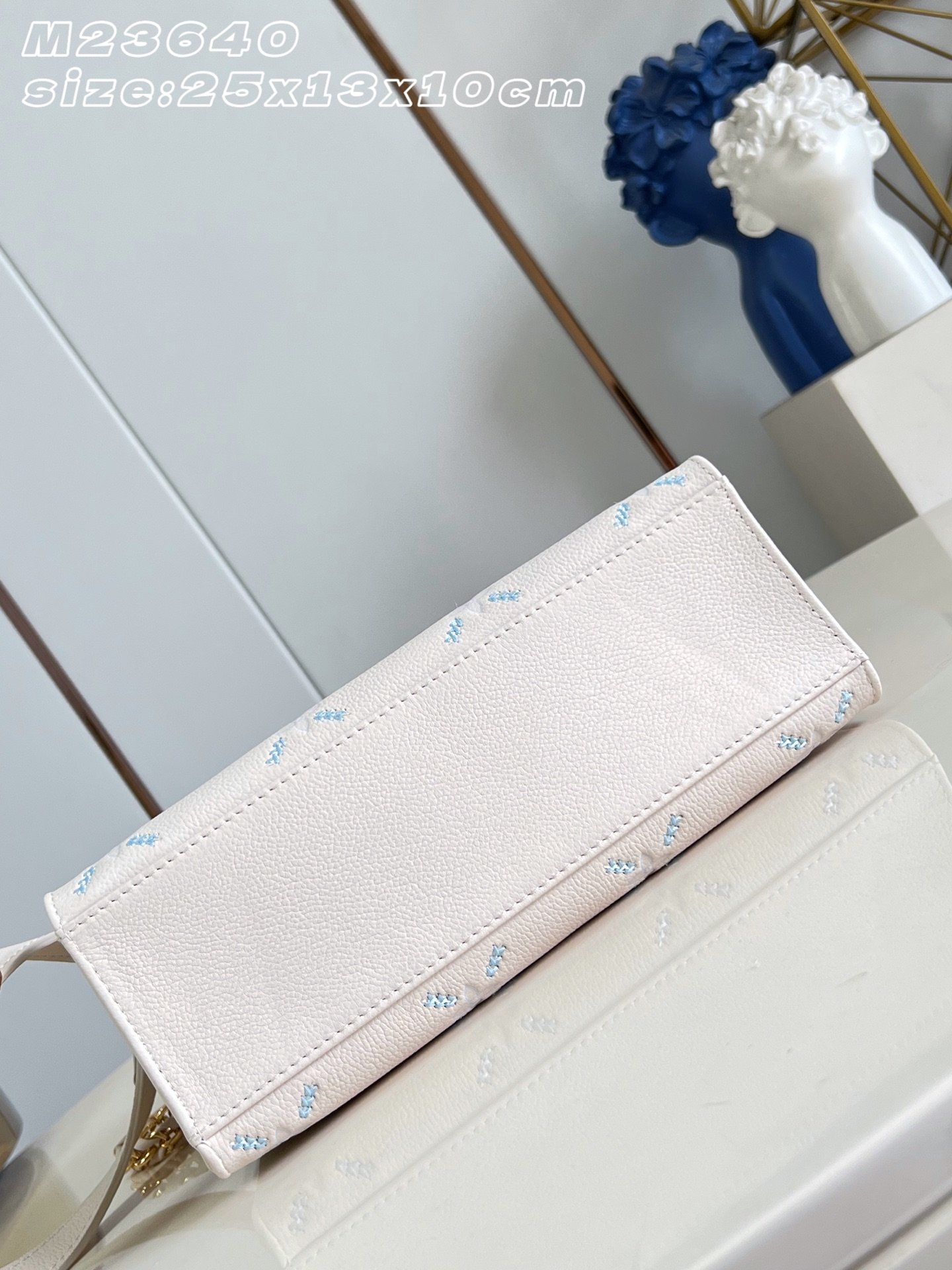 Bolso OnTheGo East West Louis Vuitton - Imagen 5