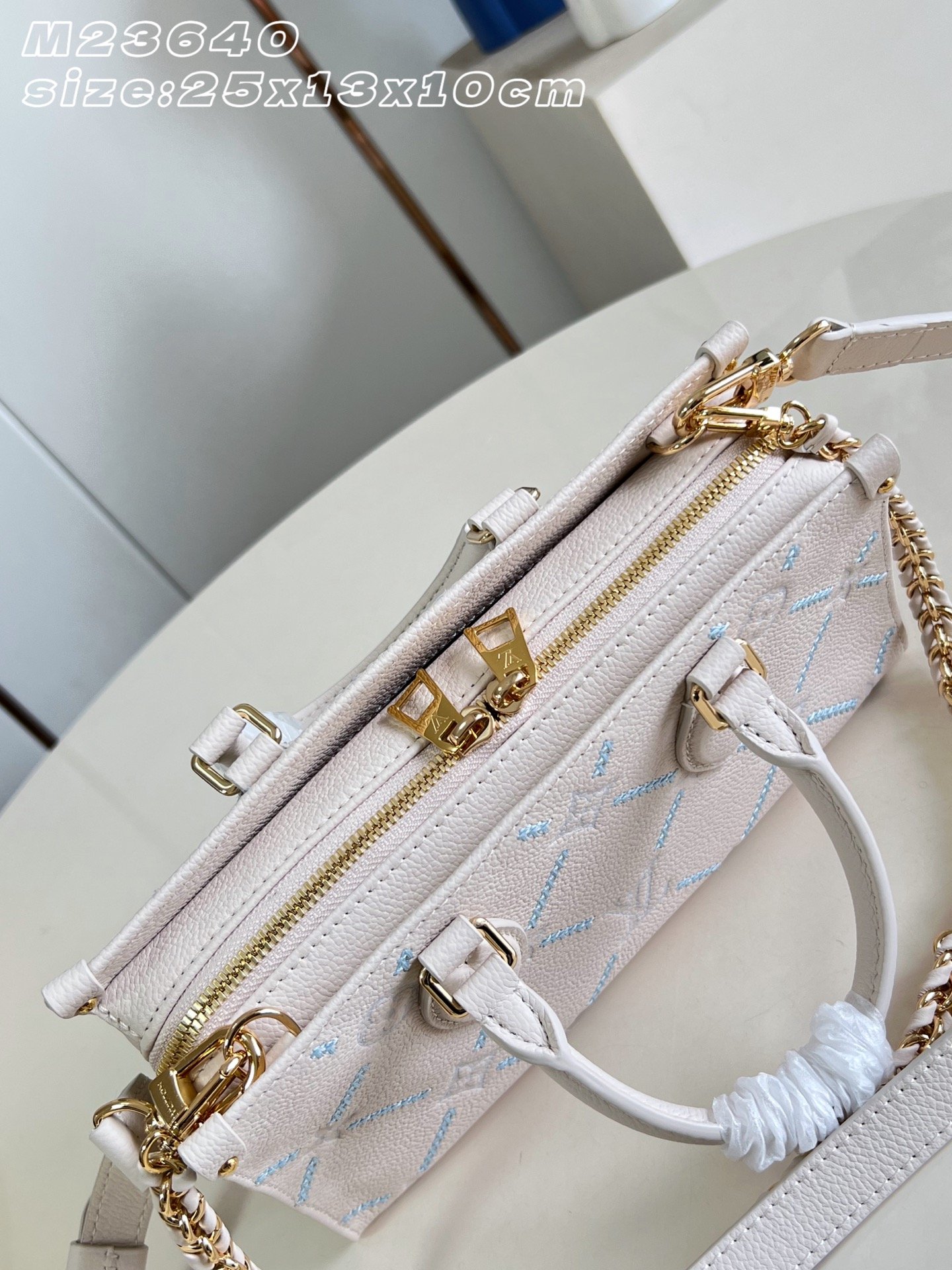 Bolso OnTheGo East West Louis Vuitton - Imagen 6