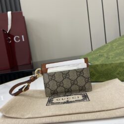 Tarjetero GG Emblem con correa Gucci