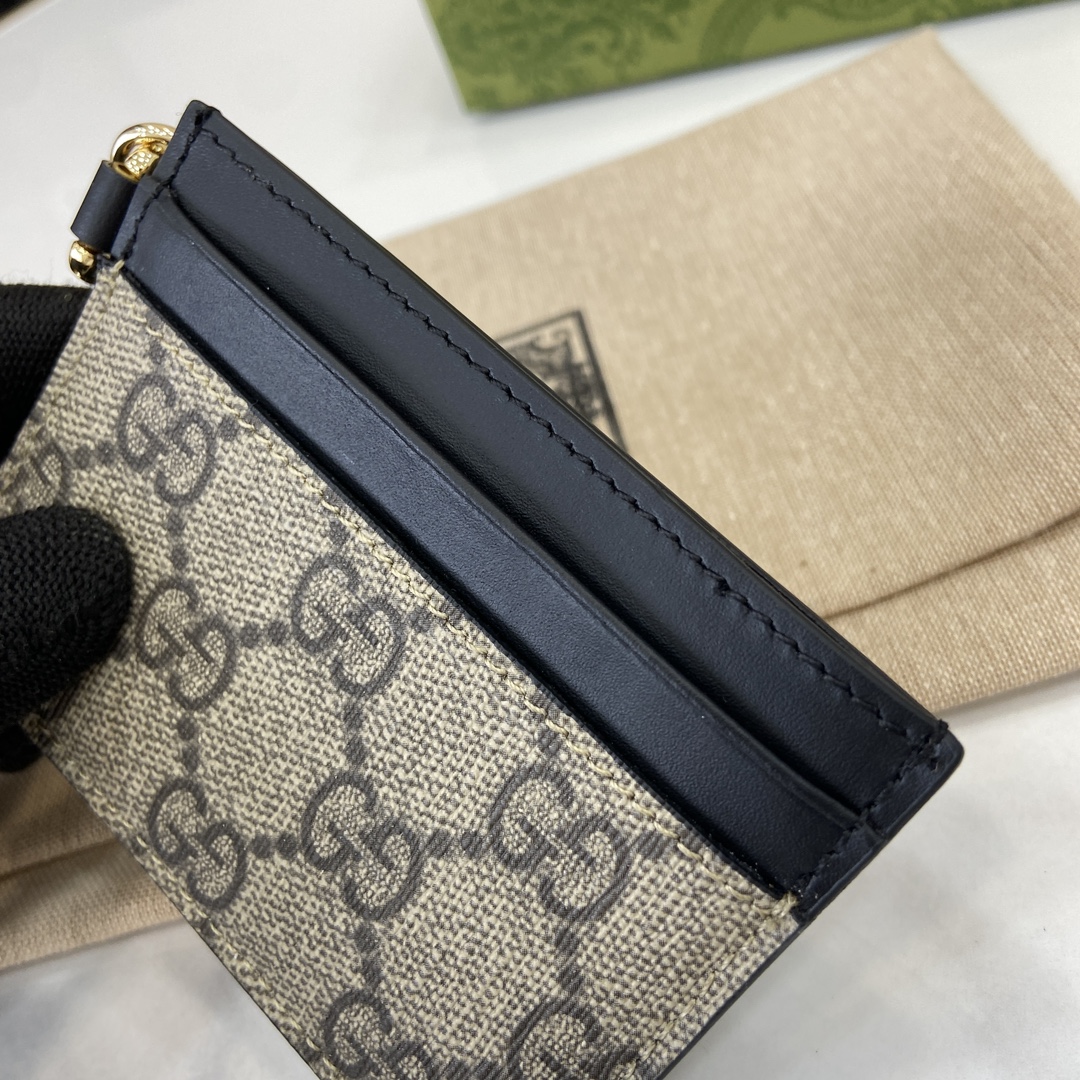 Tarjetero GG Emblem con correa Gucci - Imagen 8