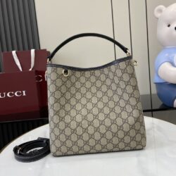 Bolso de hombro GG Emblem pequeño Gucci